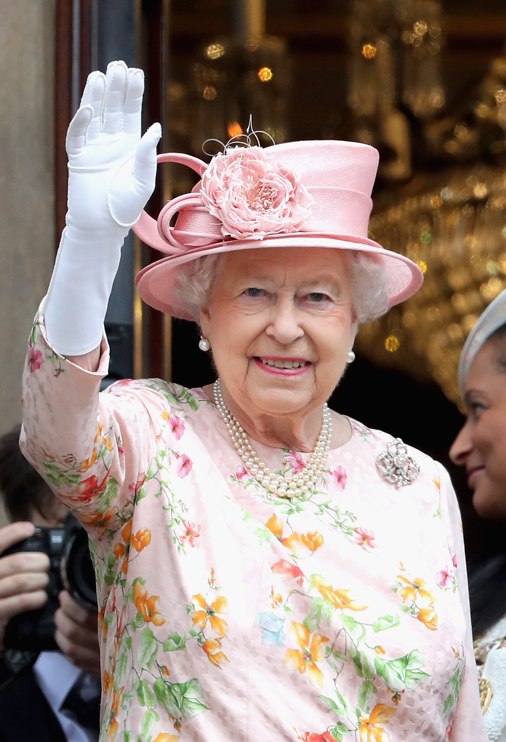 La reine Elizabeth II salue depuis le balcon de l'hôtel de ville lors d'une visite à Liverpool le 22 juin 2016, à Liverpool, en Angleterre. | Photo : Getty Images