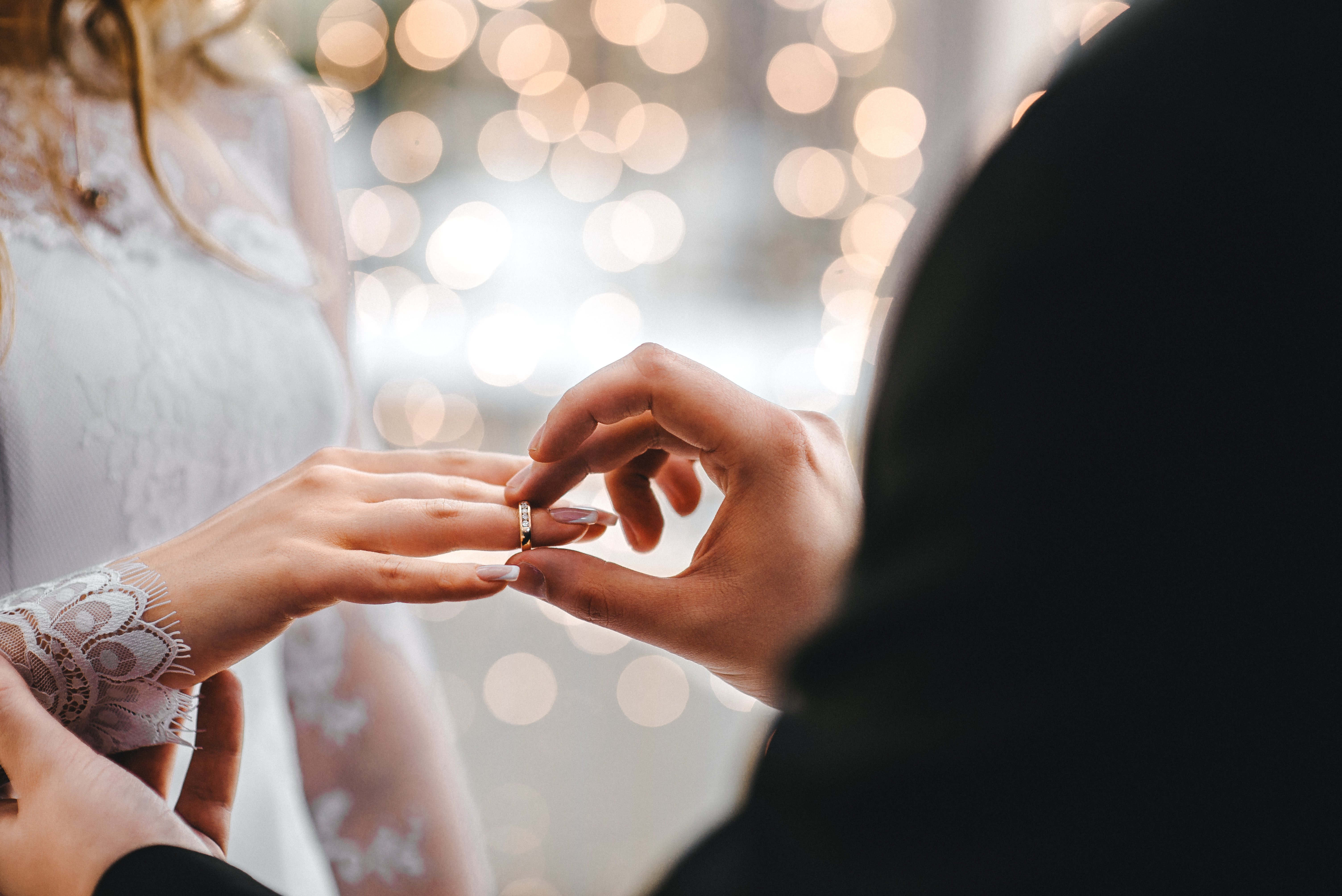 Un nouveau couple marié. | Photo : Shutterstock
