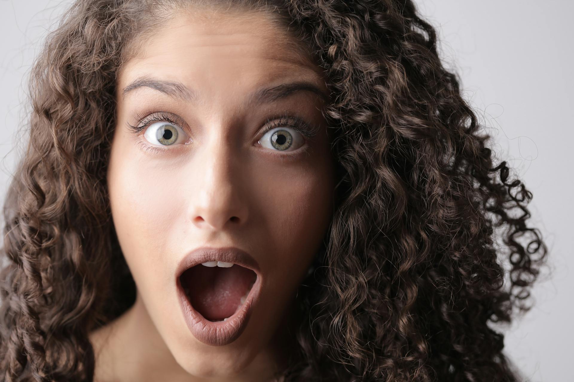 Une femme haletante en état de choc | Source : Pexels