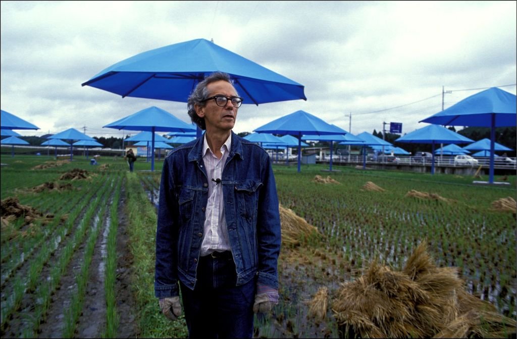 Les parapluies bleus de Christo au Japon en octobre 1991 - Christo. | Source : Getty Images