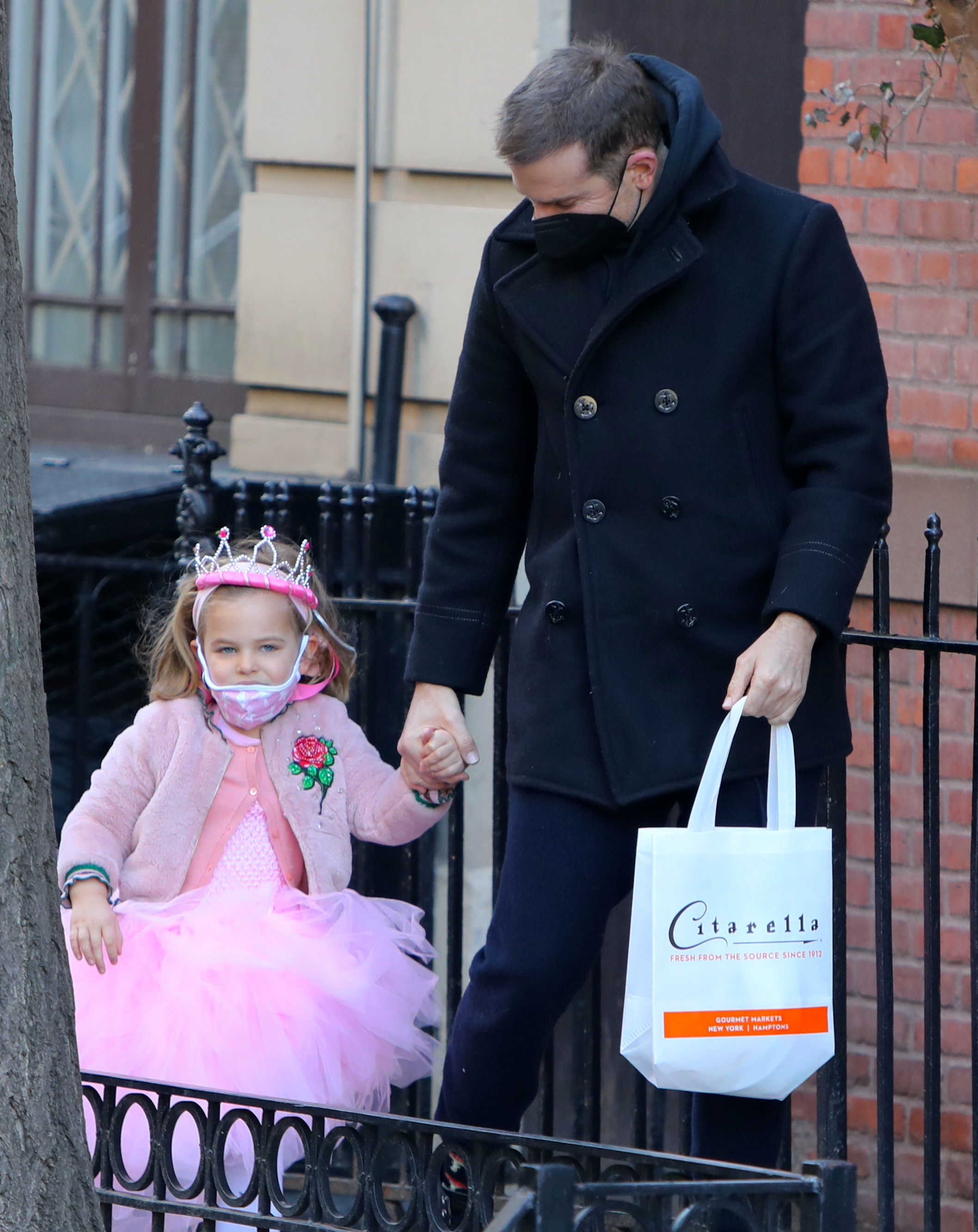 Léa De Seine Shayk Cooper et Bradley Cooper repérés lors d'une sortie à New York le 19 mars 2021. | Source : Getty Images