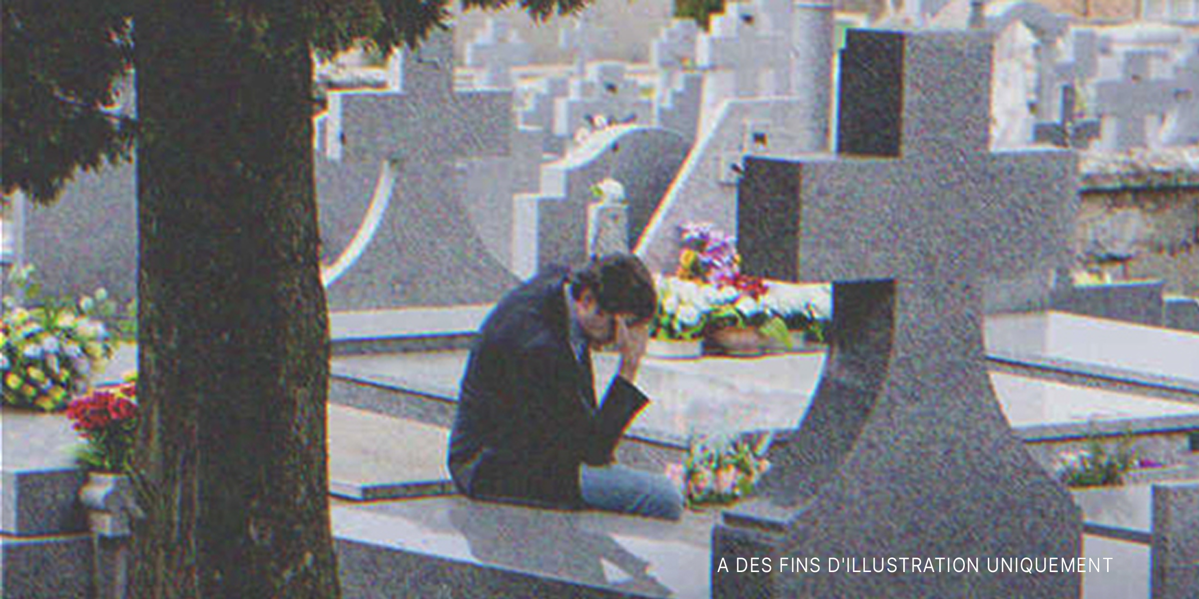 Photo d'un homme assis dans un cimetière. | Photo : Shutterstock