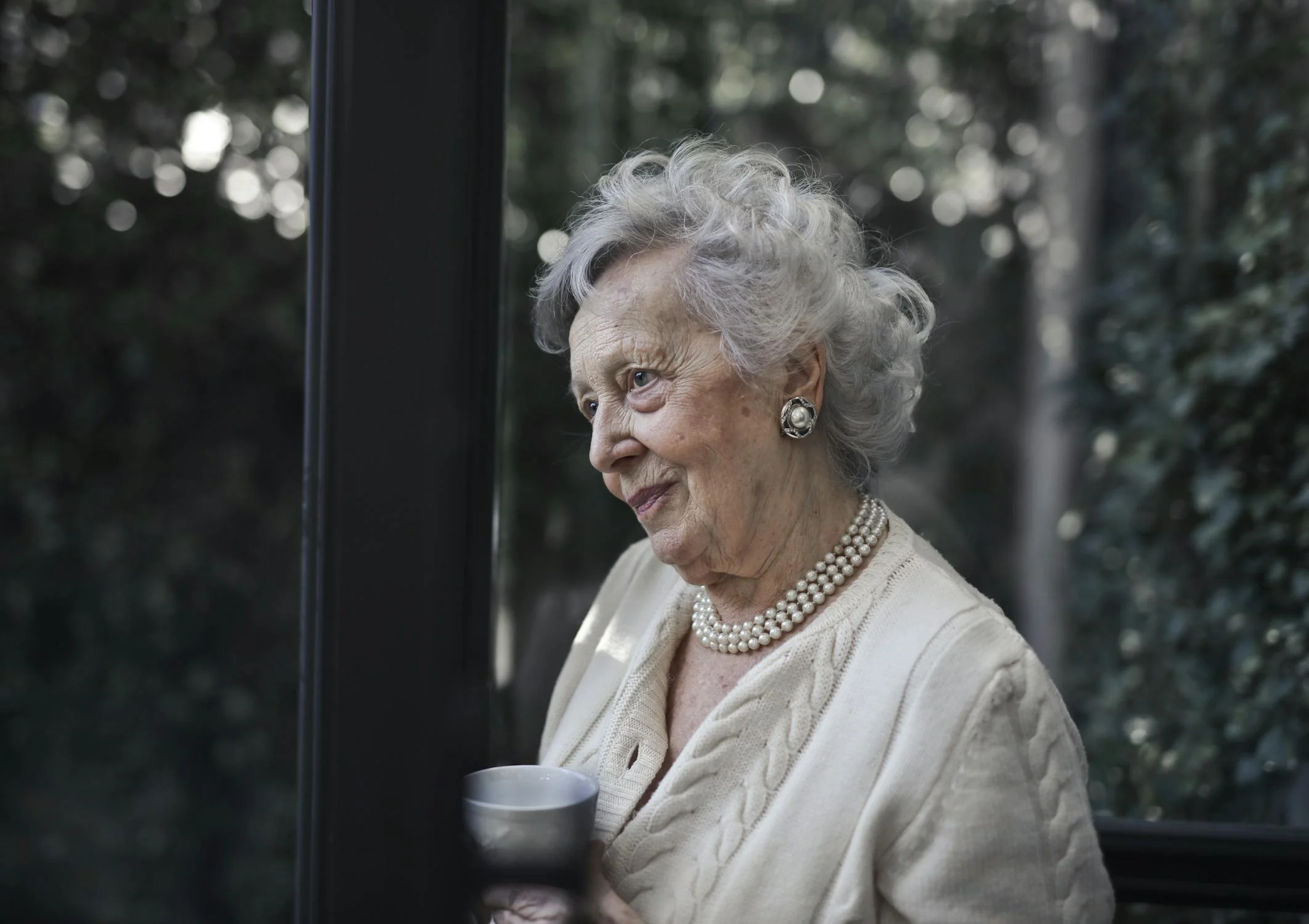 Une dame âgée souriante avec une tasse | Source : Pexels