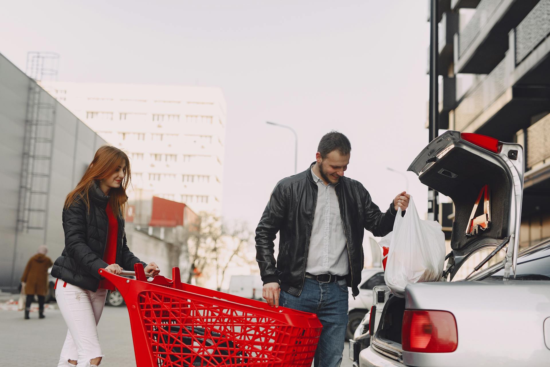 Un homme aidant à charger des sacs dans la voiture d'une femme | Source : Pexels