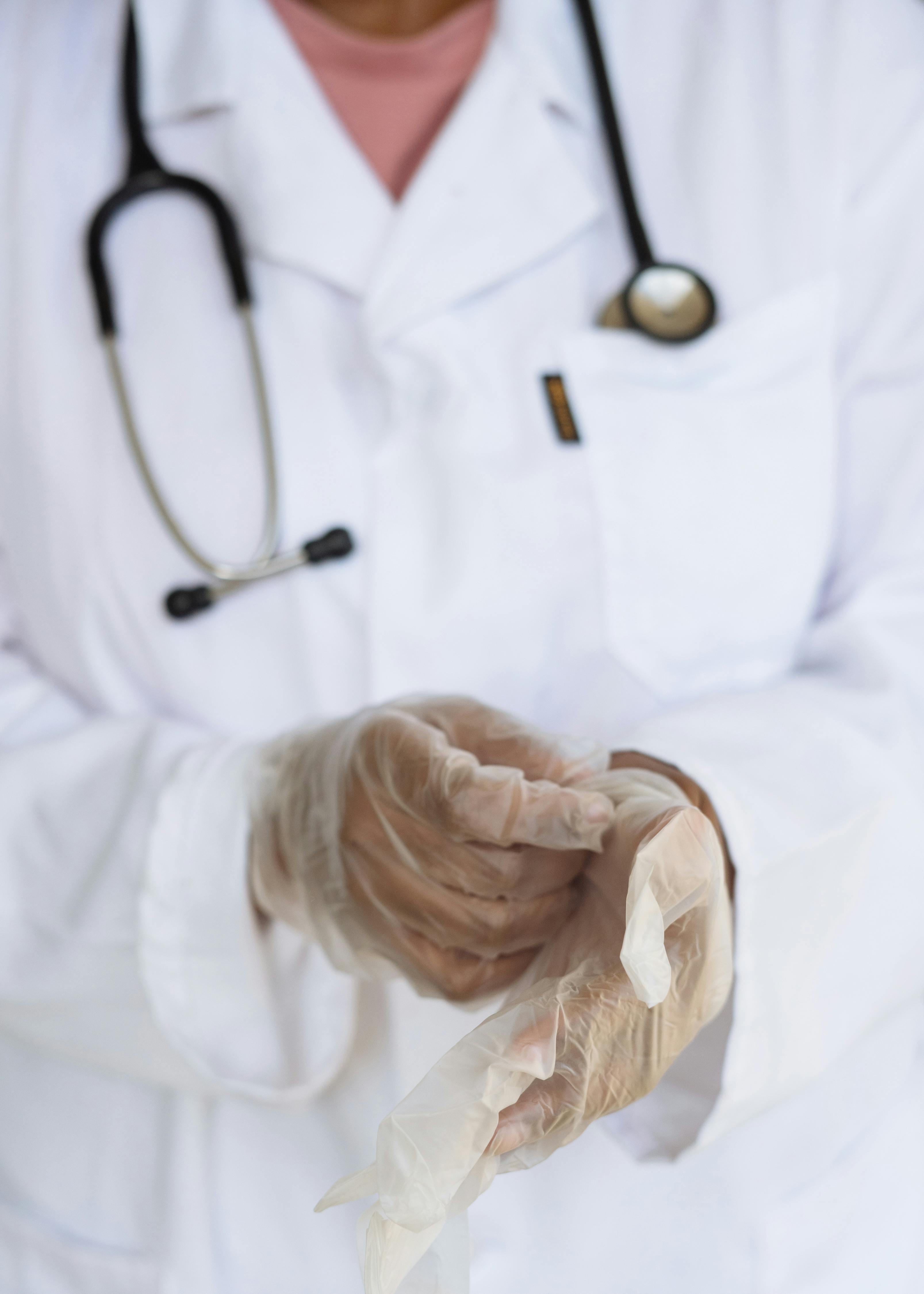 A doctor puts on gloves | Source: Pexels