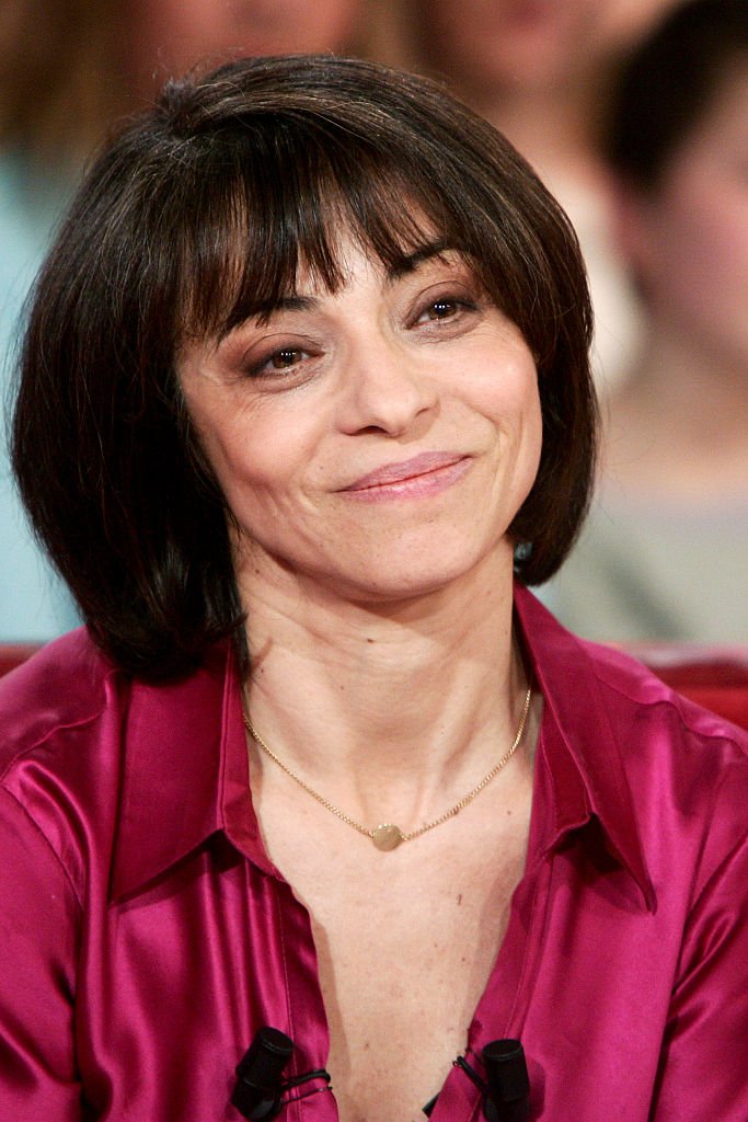 Leslie Bedos sur le plateau de l'émission "Vivement Dimanche".  | Photo : Getty Images