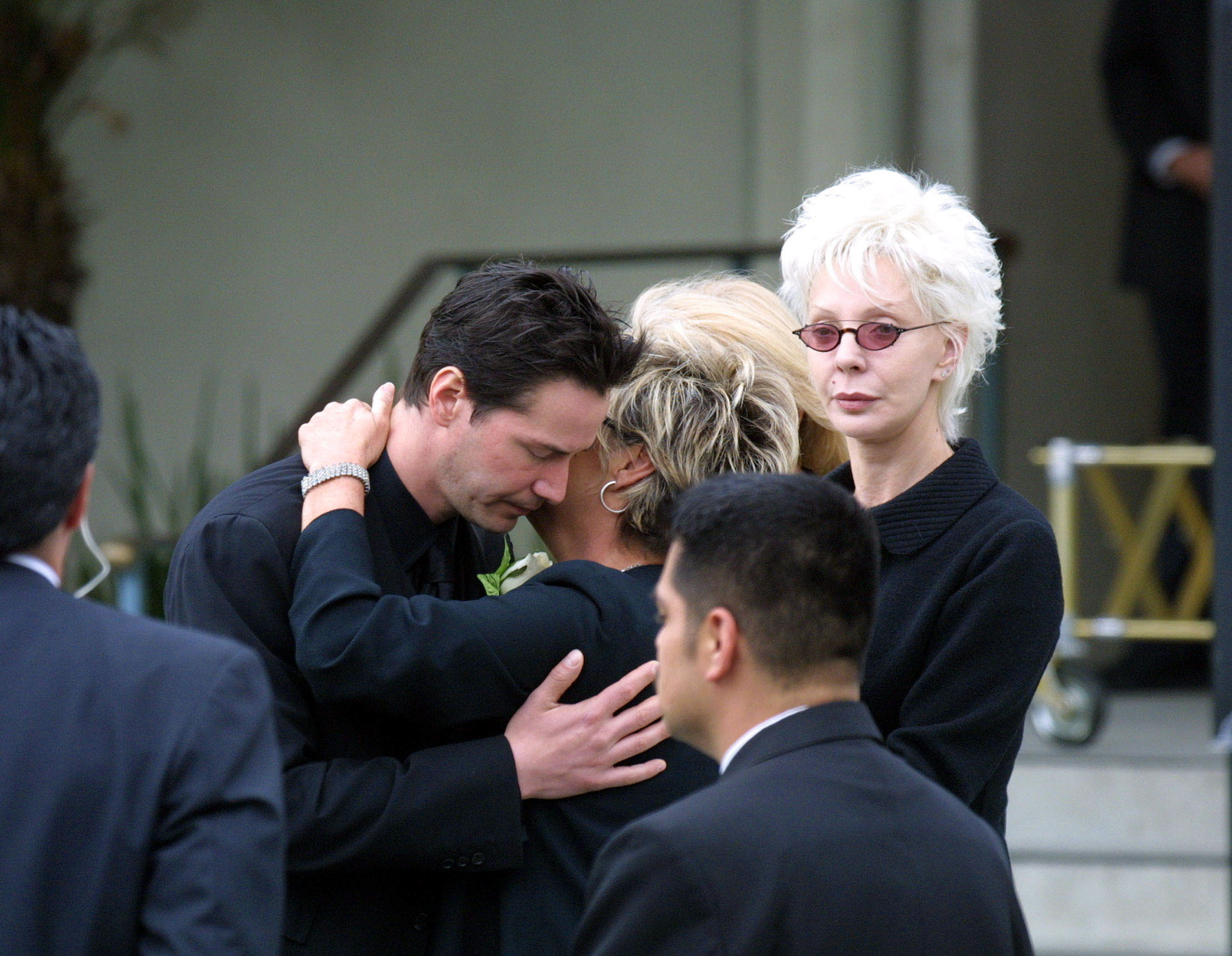 Keanu Reeves avec Patricia Taylor aux funérailles de Jennifer Syme en Californie le 7 avril 2001. | Source : Getty Images