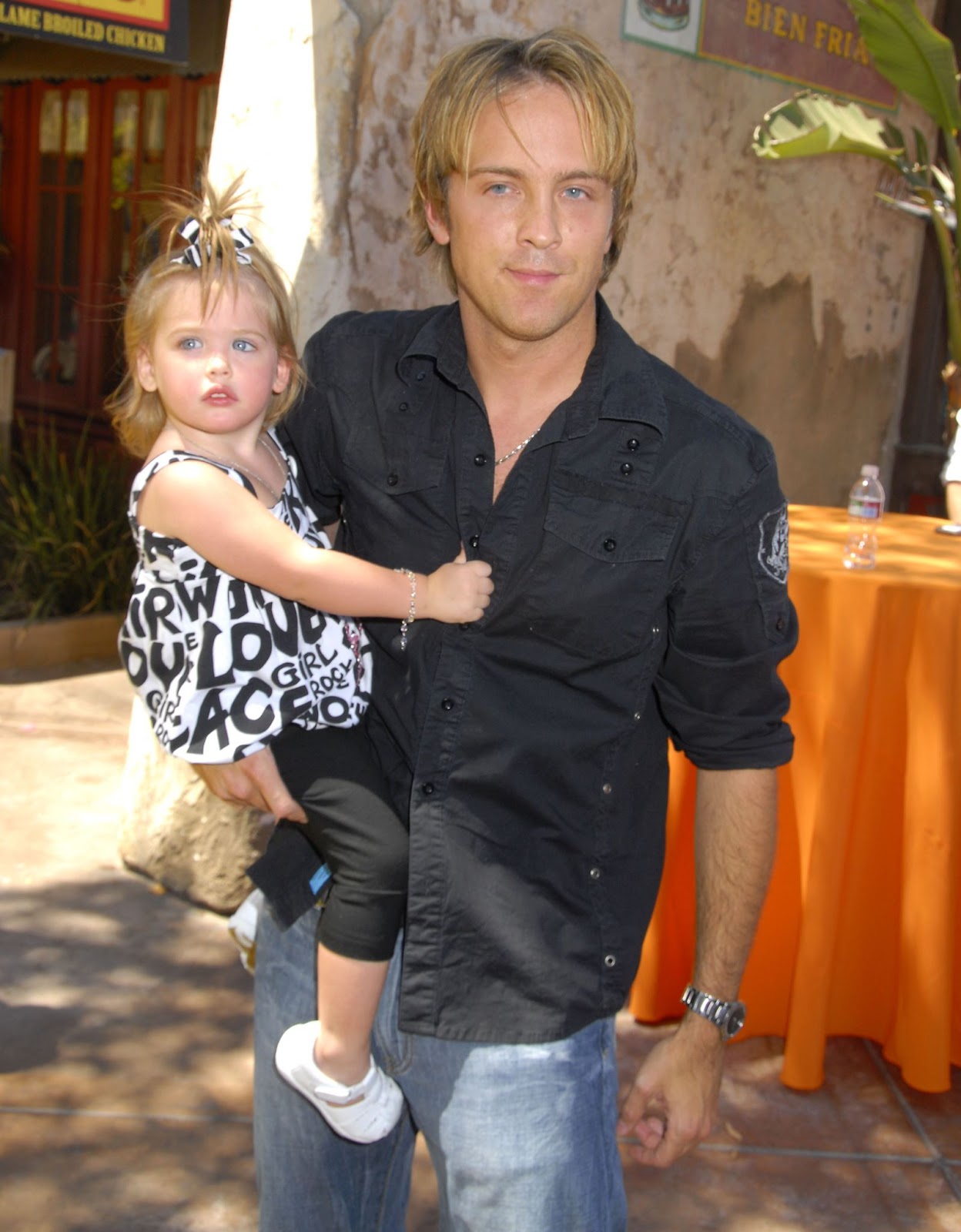 Dannielynn et Larry Birkhead arrivent à la fête de lancement du Simpsons Ride à Universal Studios Hollywood le 17 mai 2008, à Universal City, en Californie. | Source : Getty Images