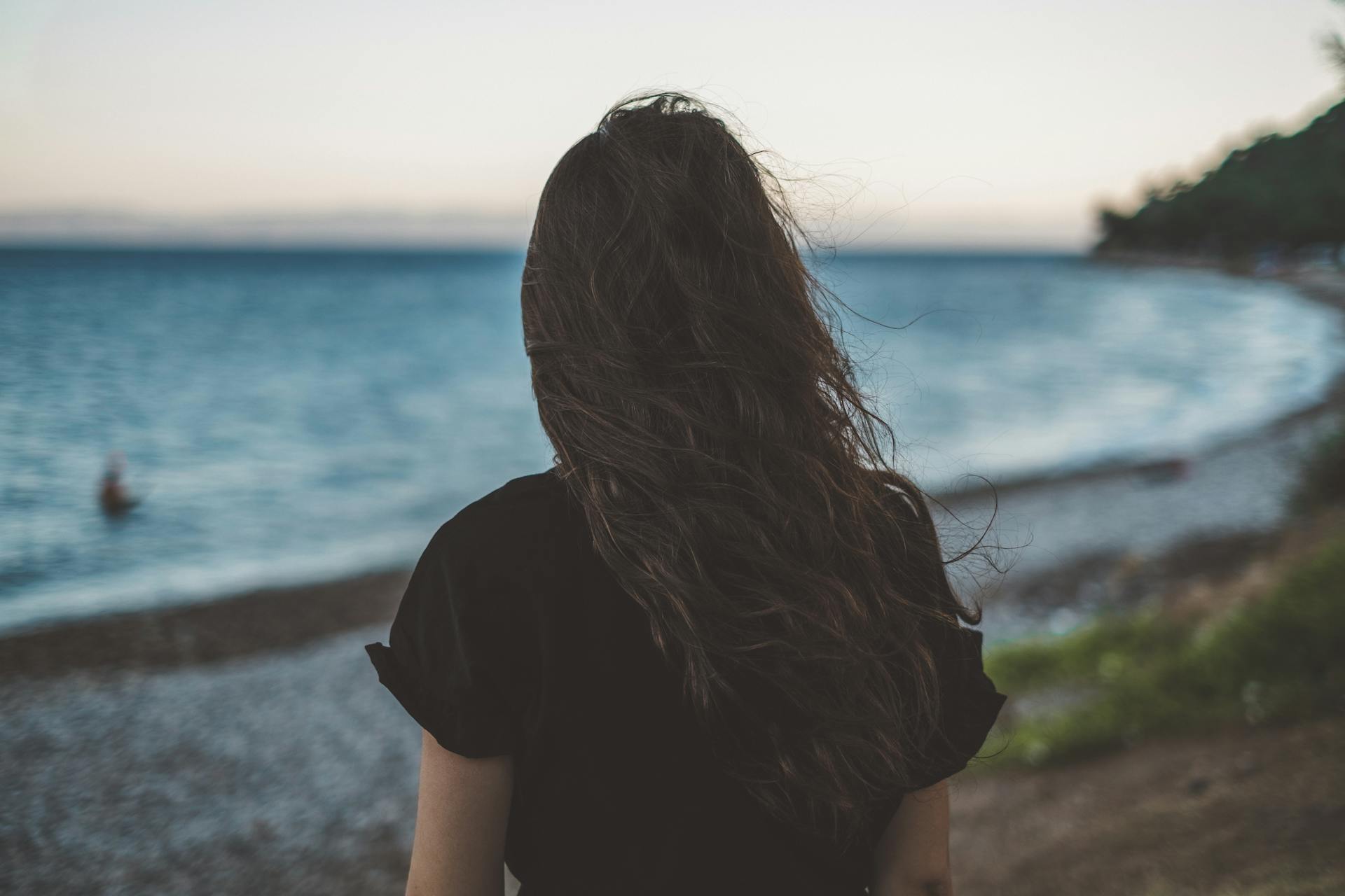 Une femme debout à l'extérieur | Source : Pexels