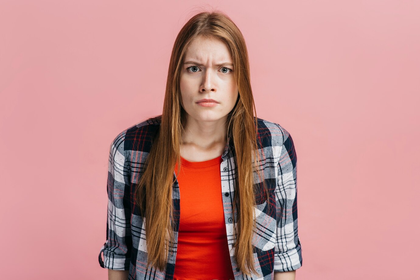 Une femme qui fronce les sourcils et qui est déconcertée | Source : Freepik