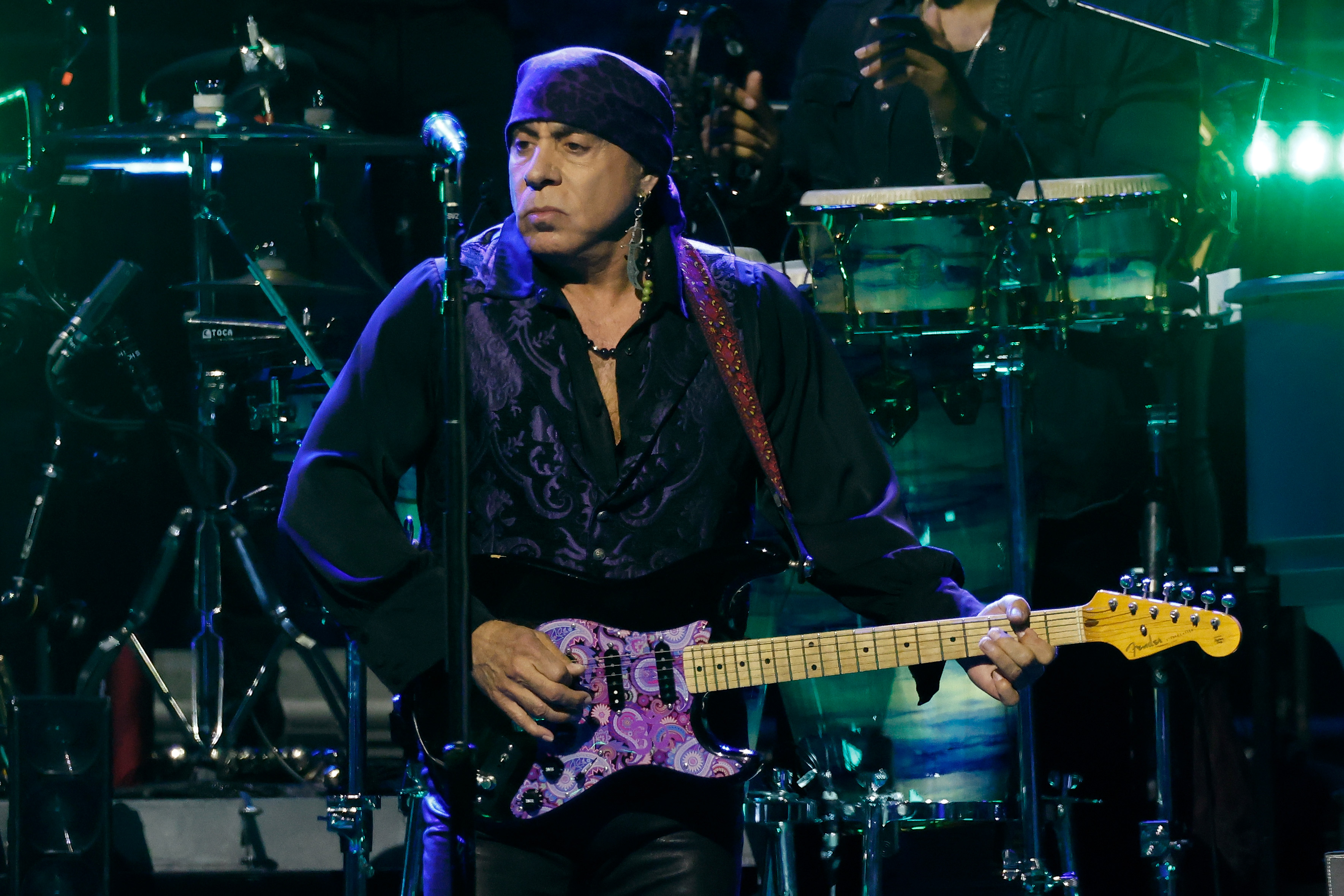 Steven Van Zandt est toujours resté très lié au monde de la musique tout au long de sa carrière aux multiples facettes. Sur cette photo, on le voit sur scène au Madison Square Garden le 11 mai 2026, à New York, dans l'État de New York. | Source : Getty Images
