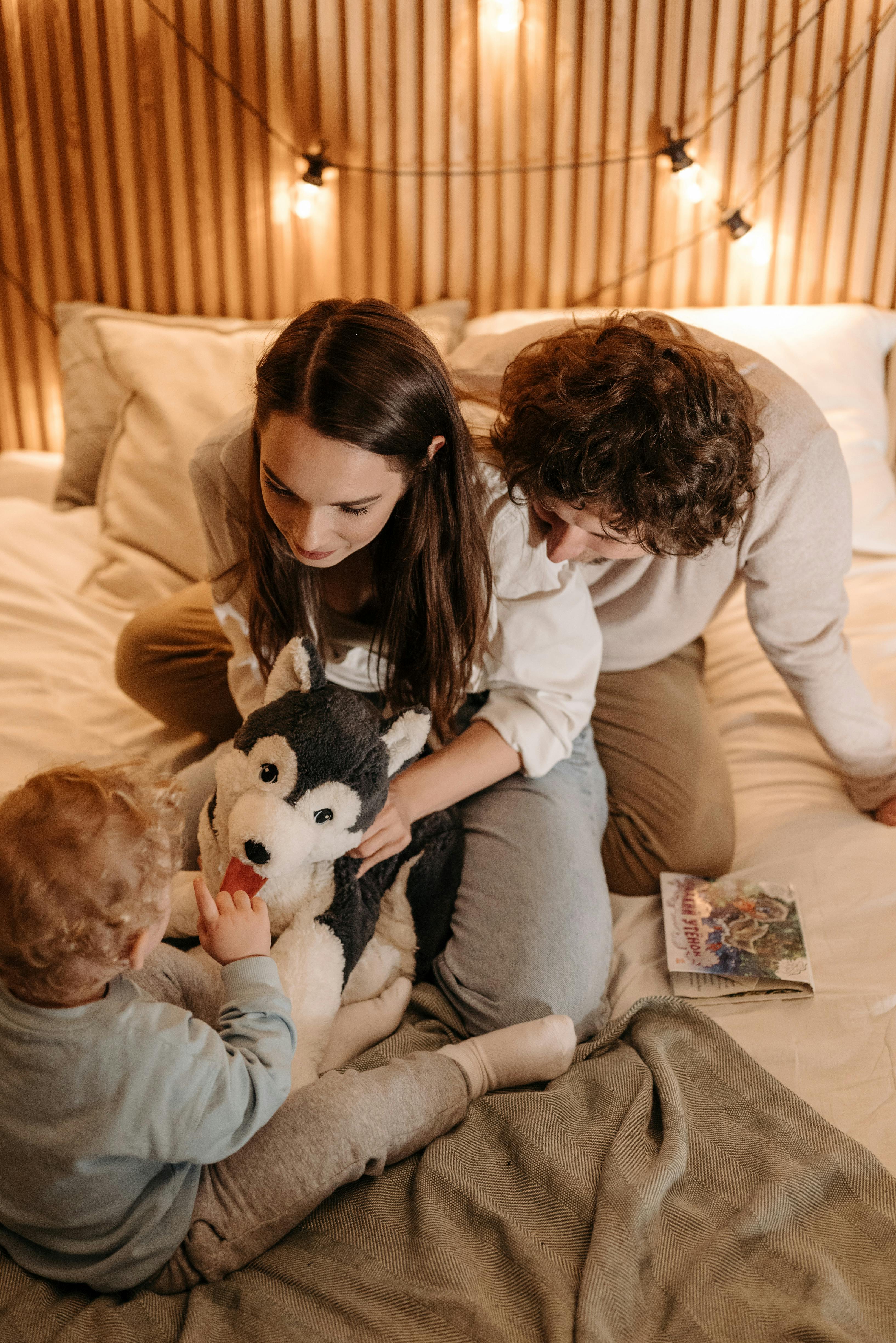 Un couple heureux qui joue avec un enfant | Source : Pexels