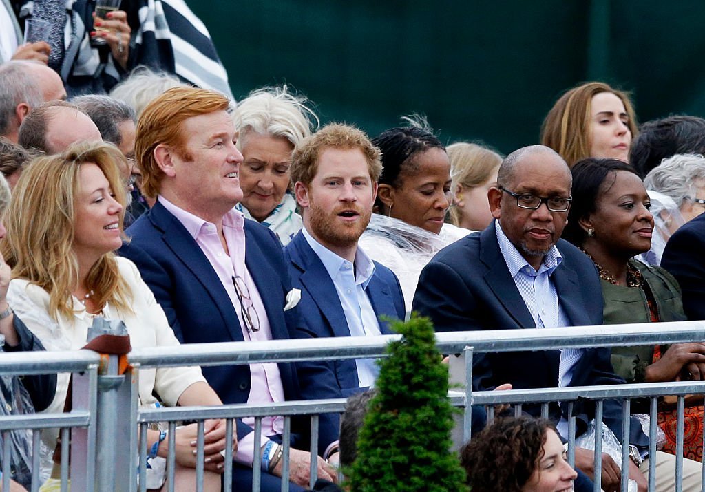 Mark Dyer ( à gauche), le prince Harry ( au milieu) et le prince Seeiso du Lesotho ( à droite) assistent au concert de Sentebale au palais de Kensington le 28 juin 2016 | Photo : GettyImages