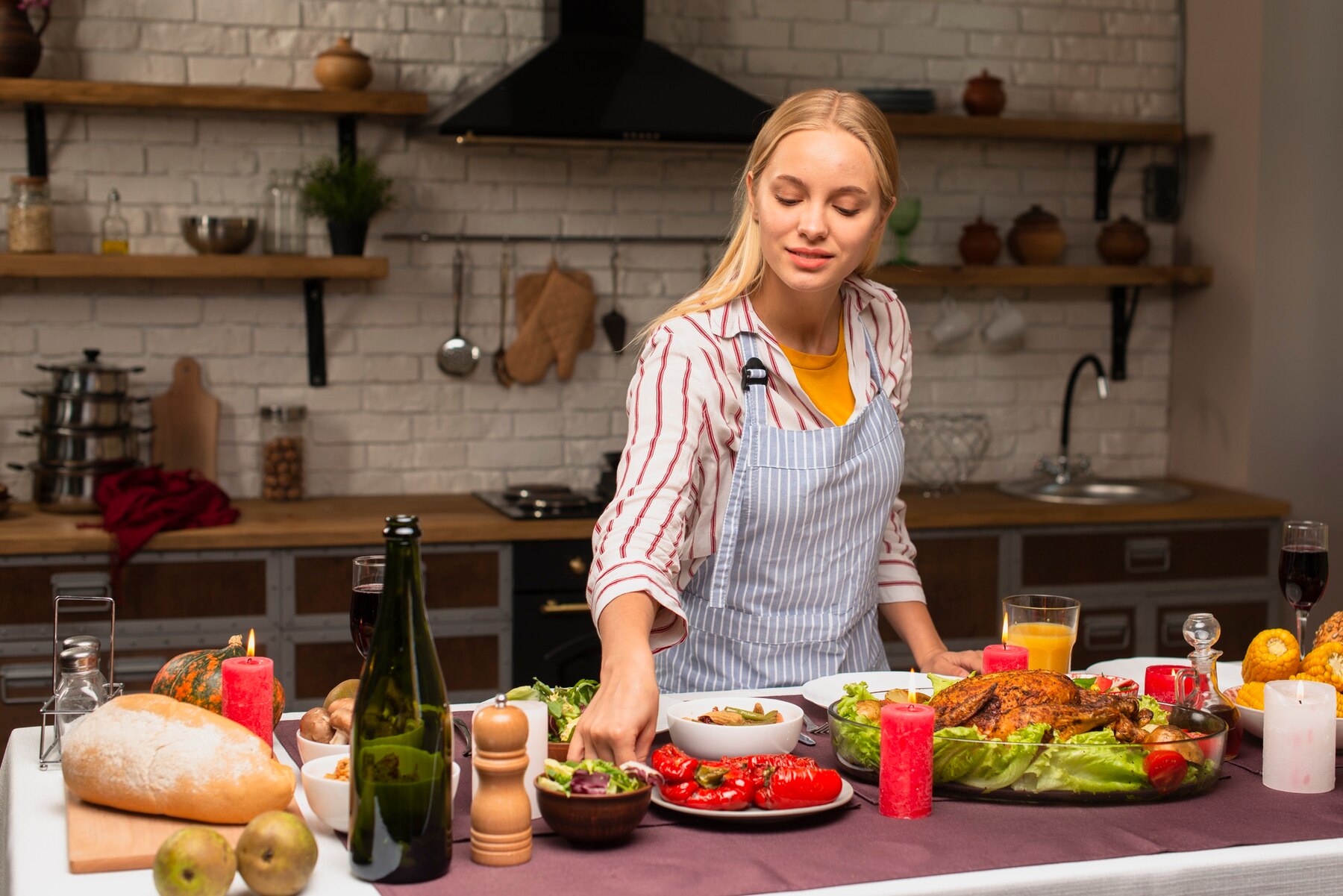 Une femme qui met la table | Source : Freepik