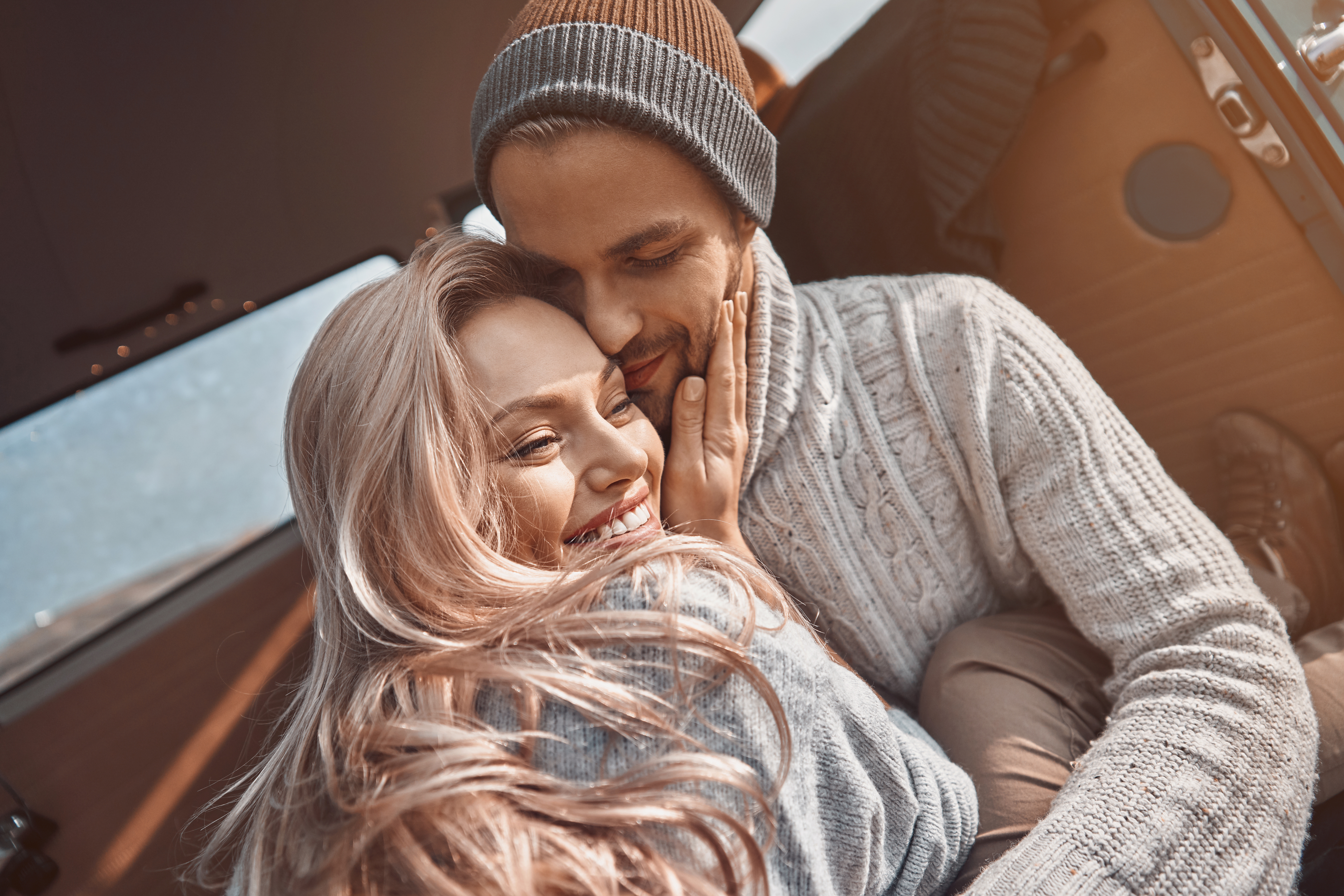 Un couple qui se fait des câlins | Source : Shutterstock