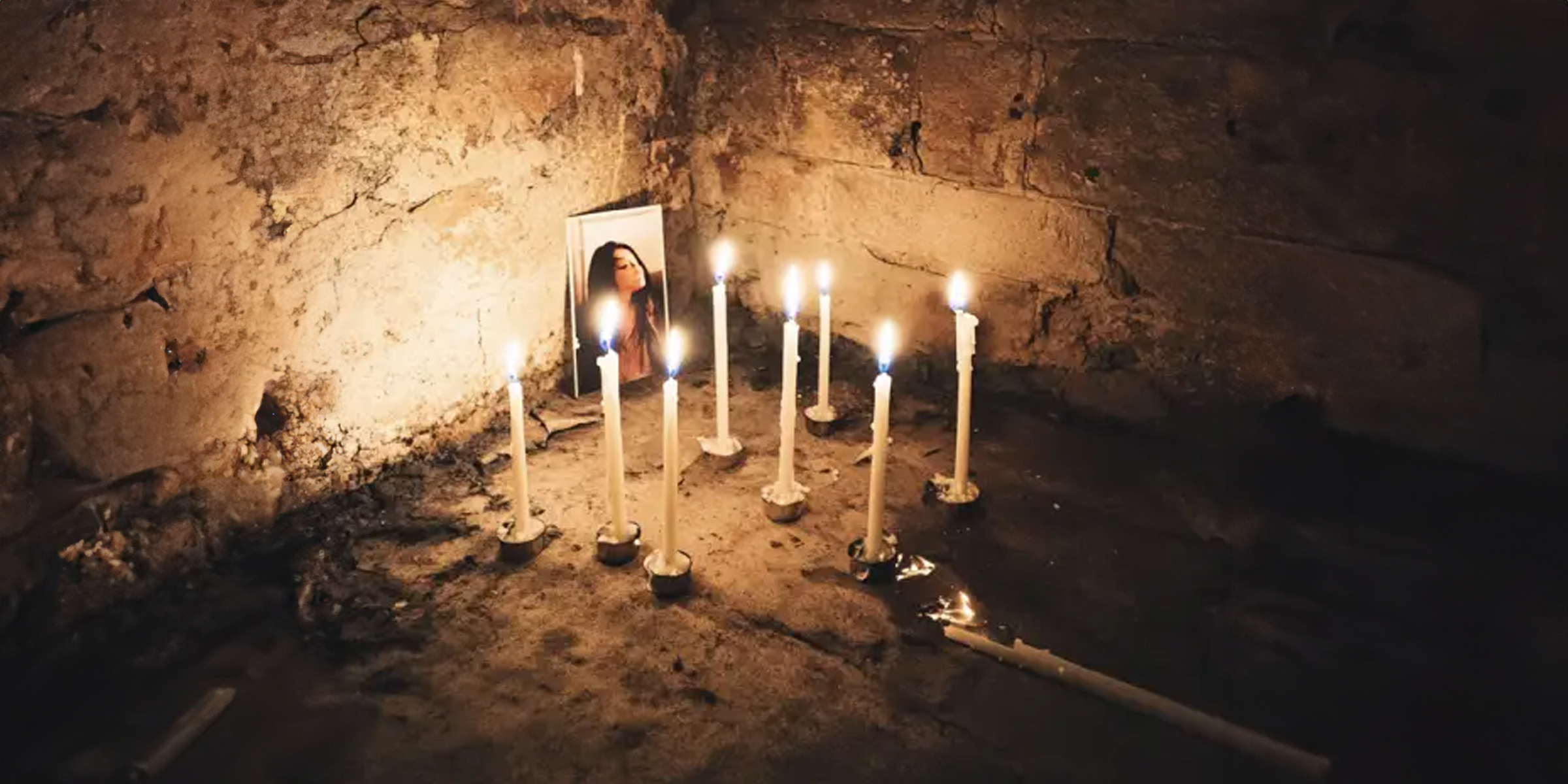 Photo d'une femme entourée de bougies | Source : Midjourney