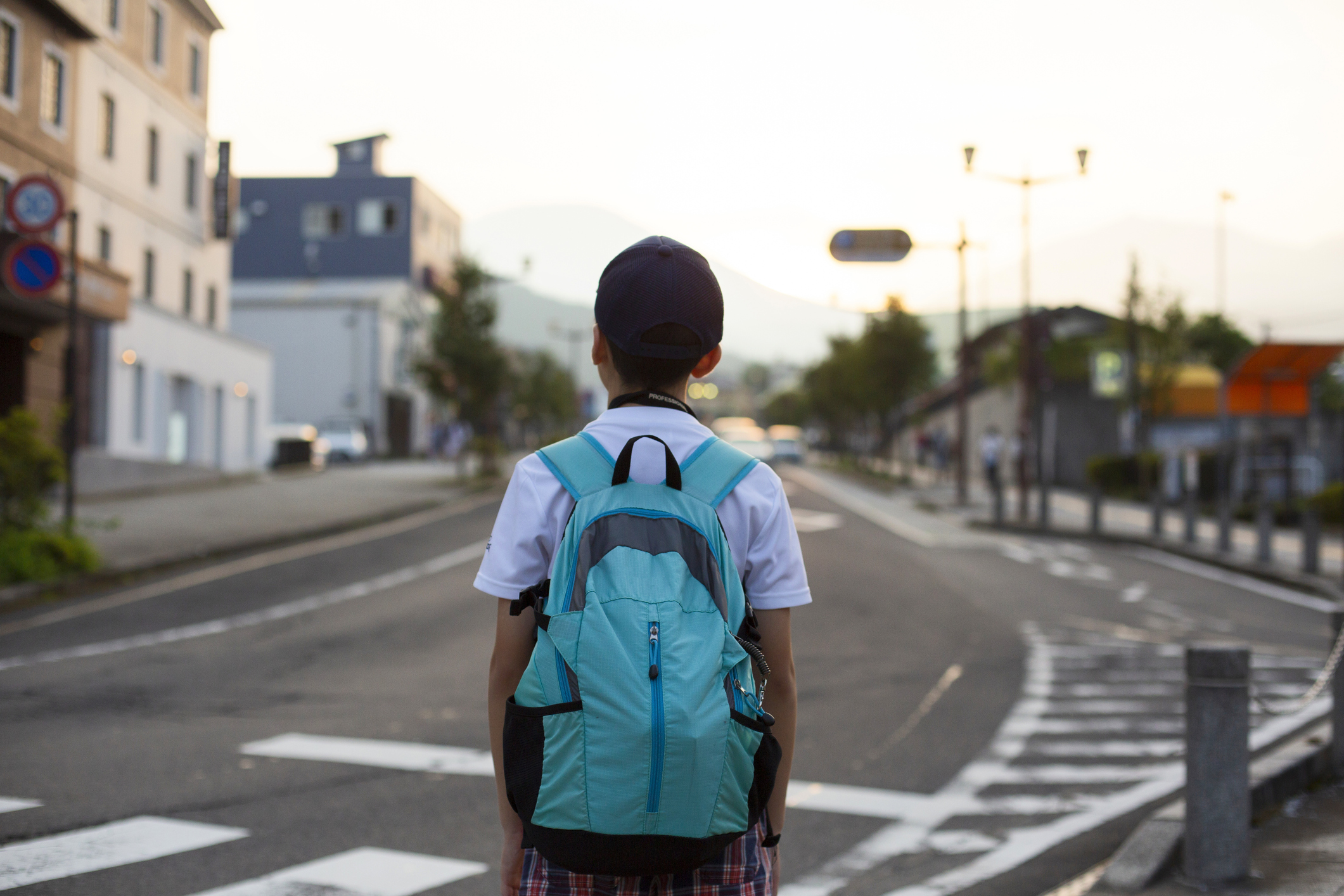 Garçon rentrant de l'école à pied | Source : Getty Images
