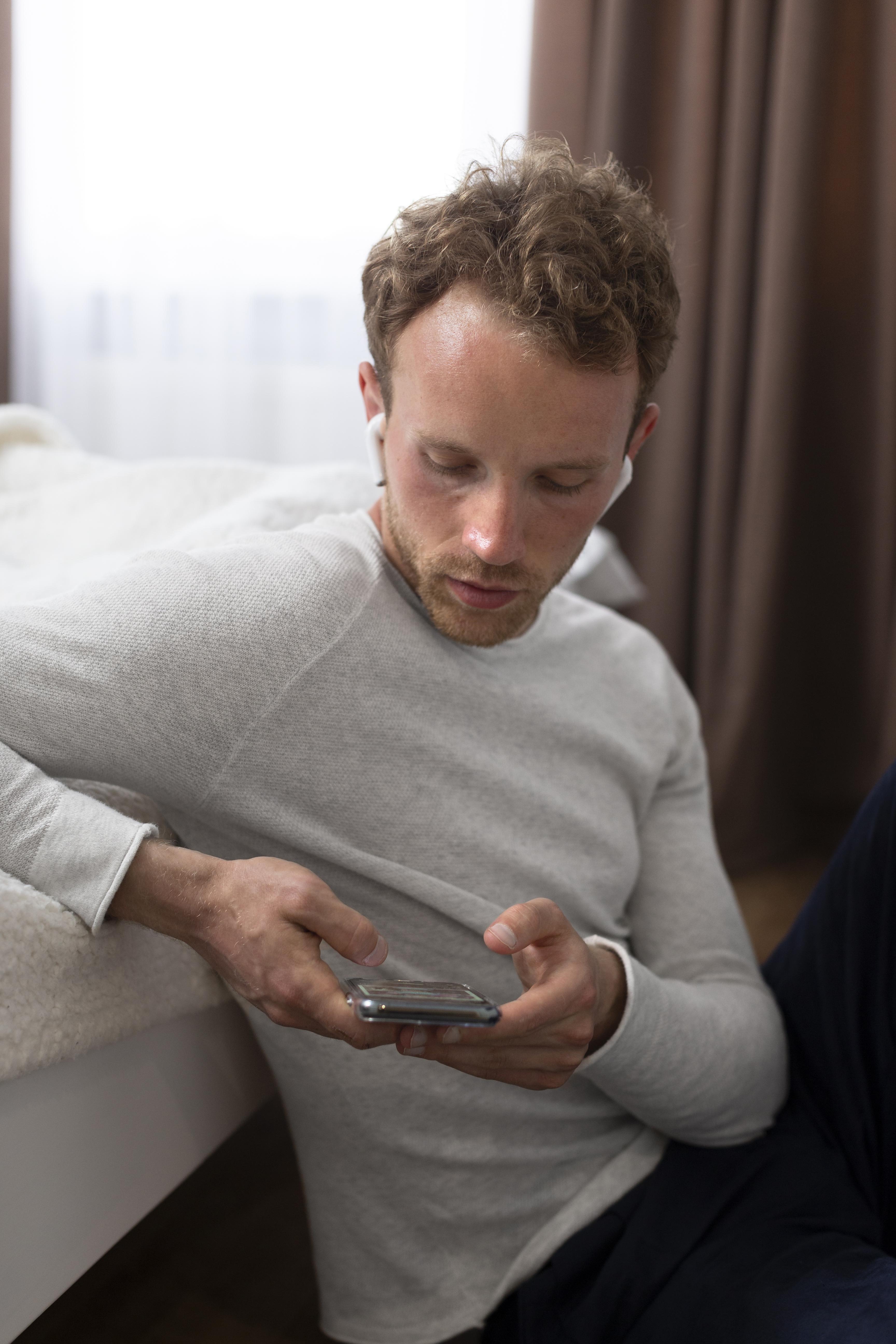 Un homme en train de taper sur son téléphone | Source : Freepik