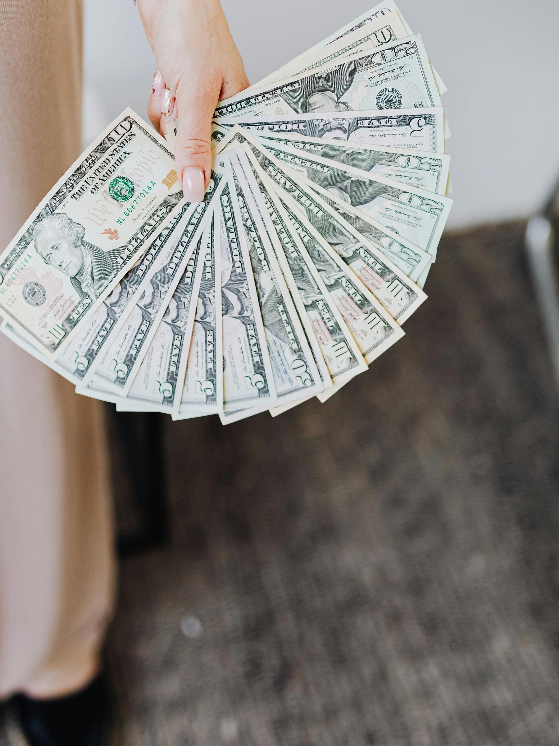 This woman secretly places a wad of cash under a seat, planning her next move | Source: Pexels