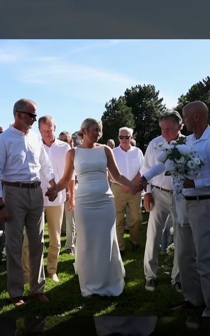 Ivy Jacobsen avec les hommes qui l'ont escortée dans l'allée le jour de son mariage | Source : Instagram/srofficerivy