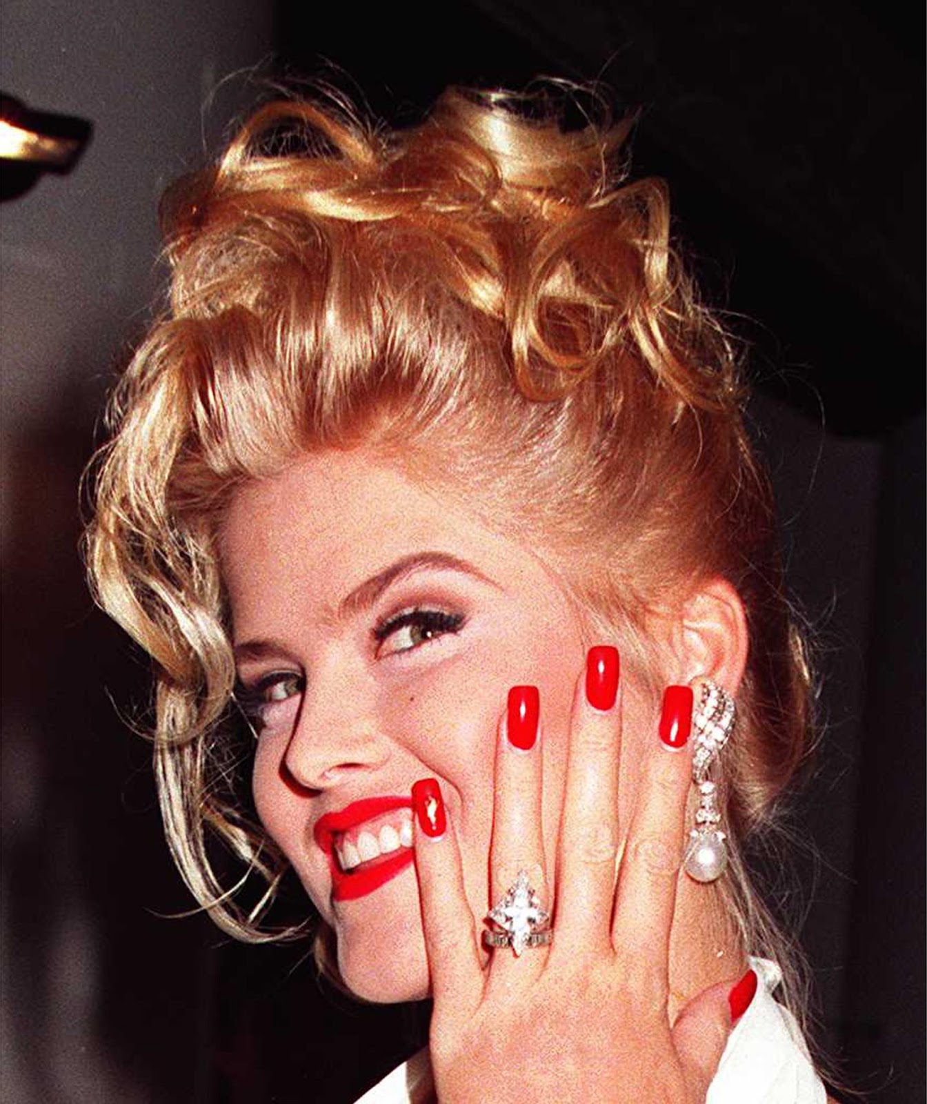 Anna Nicole Smith montre l'alliance que lui a offerte le milliardaire J. Howard Marshall en 1994 à Las Vegas. | Source : Getty Images