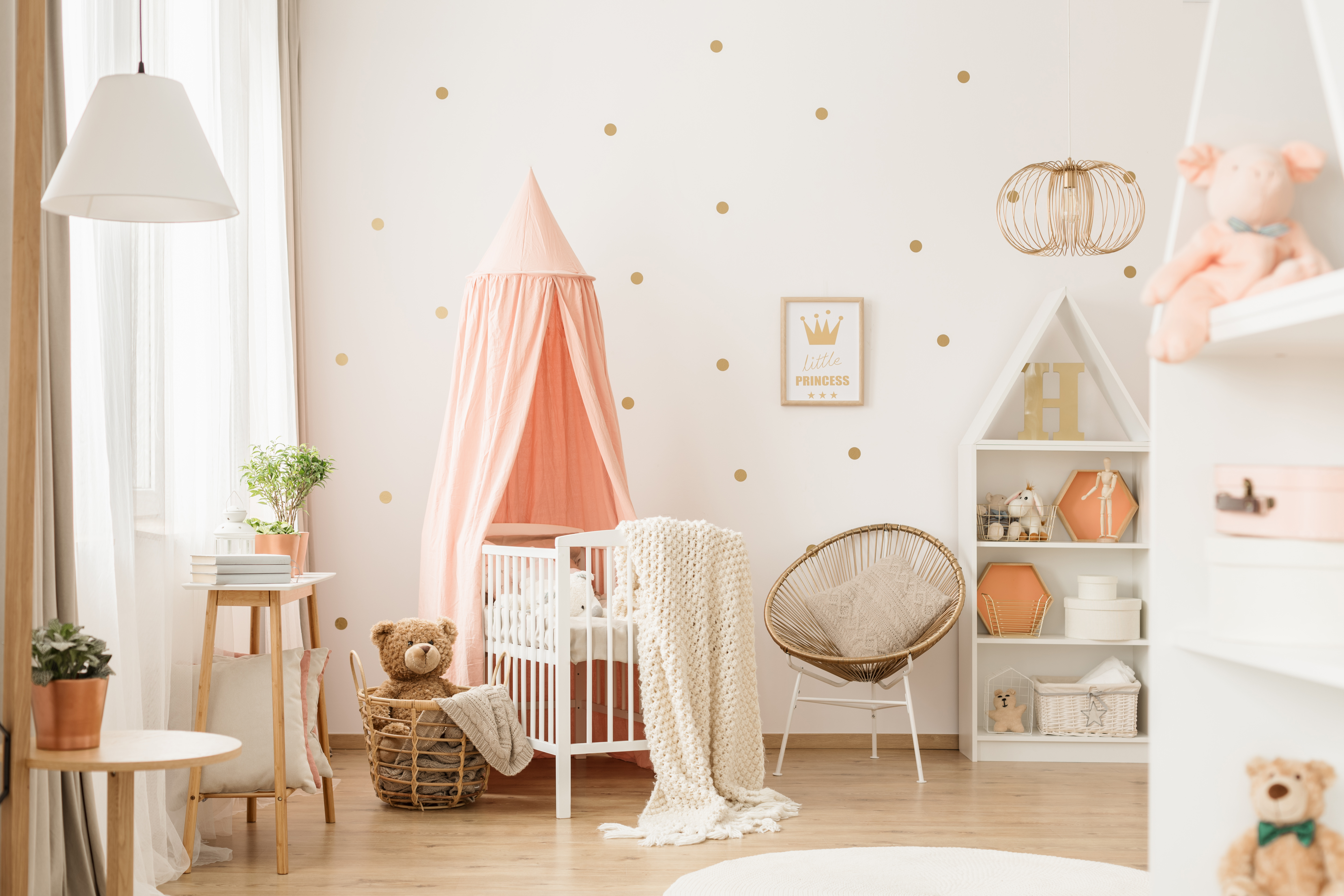 Chambre de bébé or et rose | Source : Getty Images