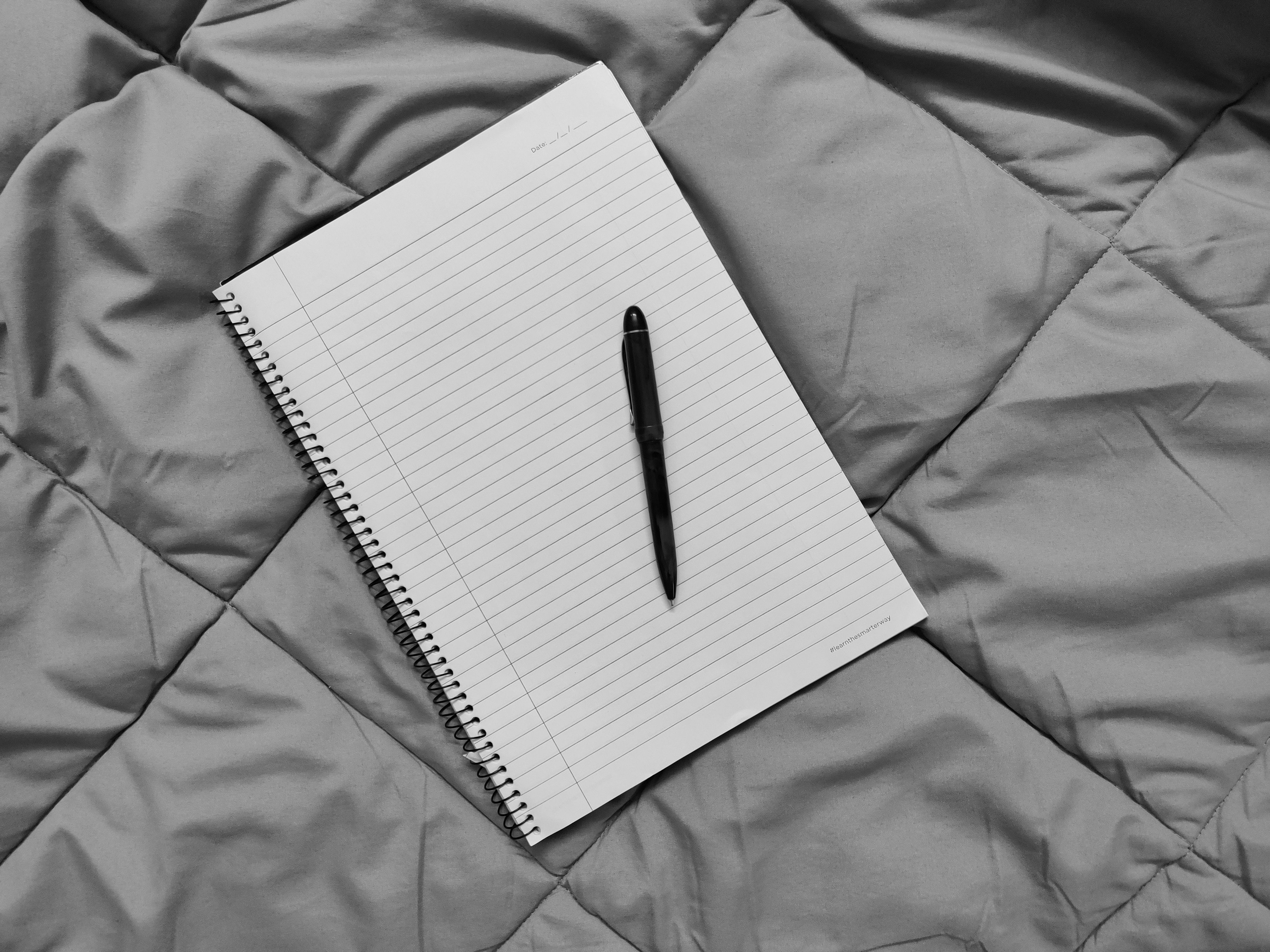Un cahier et un stylo | Source : Pexels