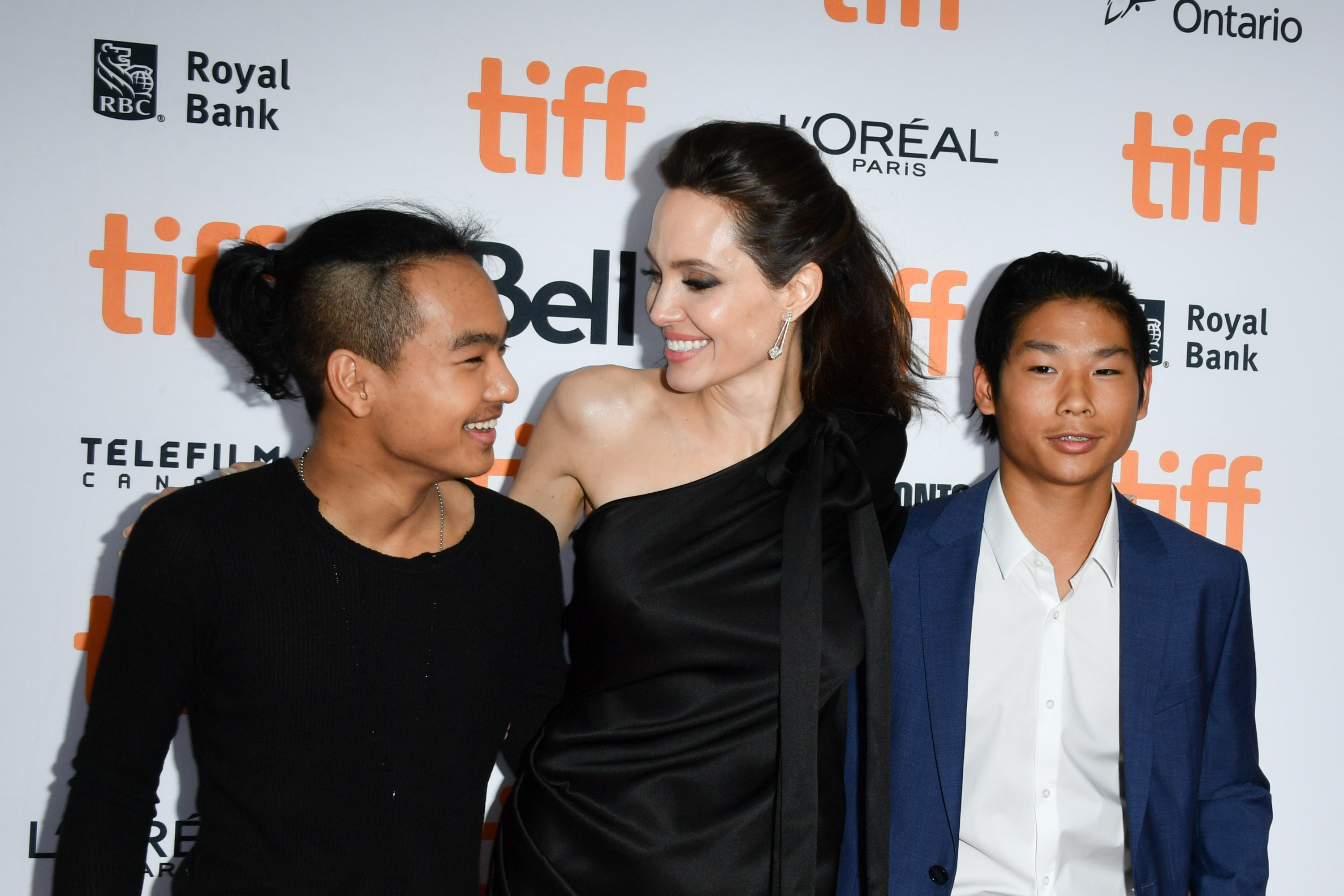 Madoxx Chivan Jolie-Pitt, Angelina Jolie et Pax Jolie-Pitt à la première de "First They Killed My Father" à Toronto, 2017. | Source : Getty Images