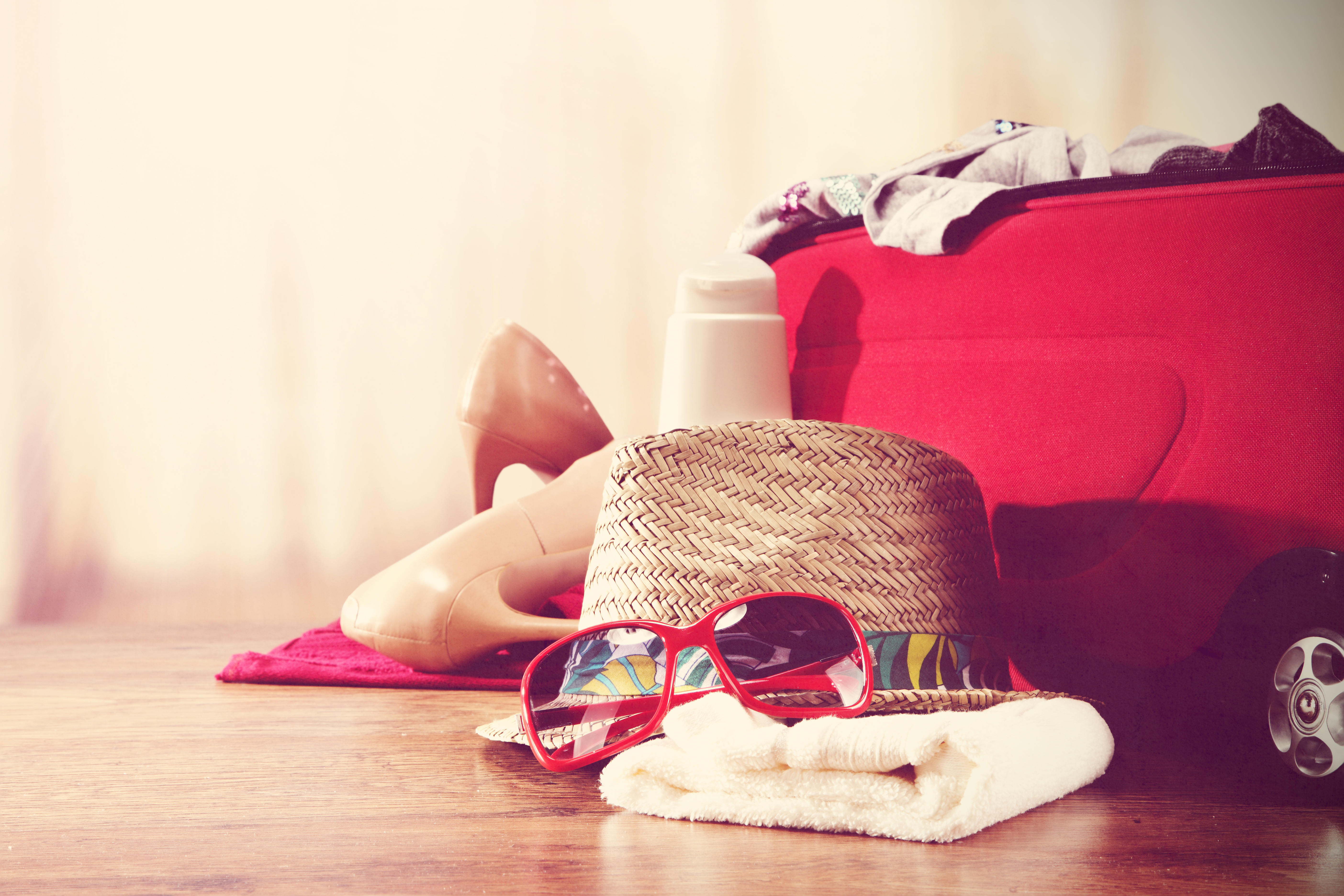 Une valise en train d'être préparée | Source : Shutterstock