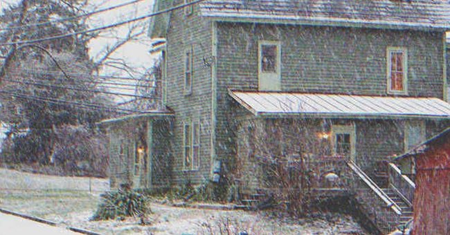 Une maison par temps de neige | Source : Shutterstock