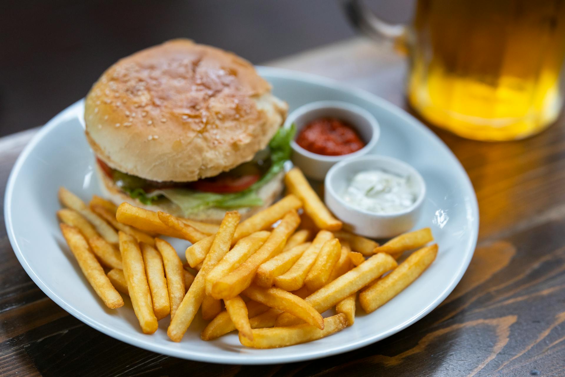 Un hamburger et des frites sur une table | Source : Pexels