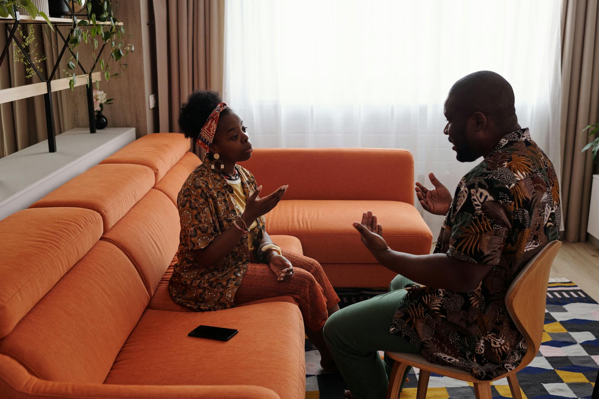 Un couple assis et discutant | Source : Pexels