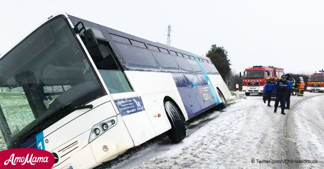 Premiers accidents de neige épaisse: le bus scolaire avec 6 enfants s'est retrouvé dans un fossé à Boeschèpe