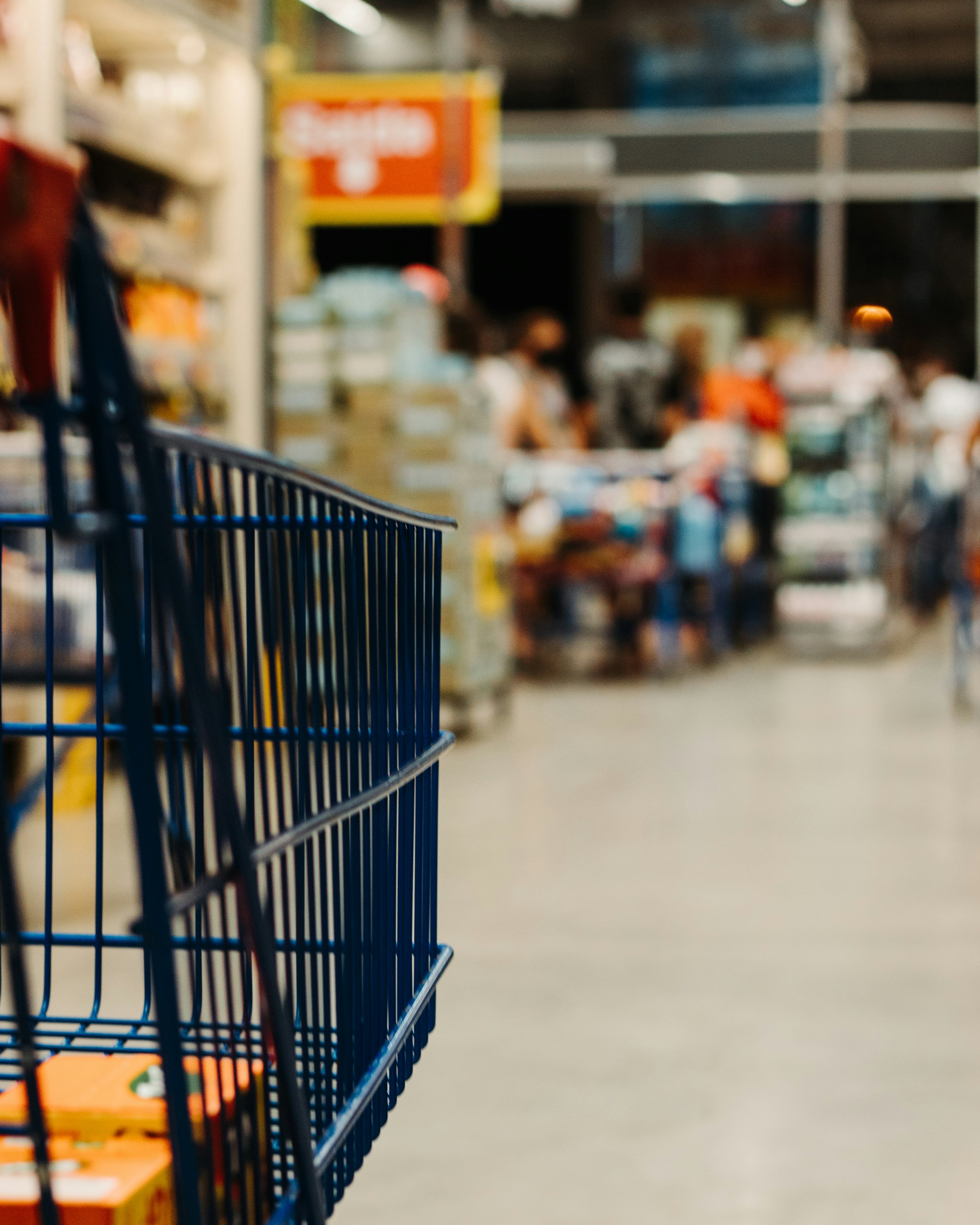 Un caddie dans l'allée d'une épicerie | Source : Unsplash