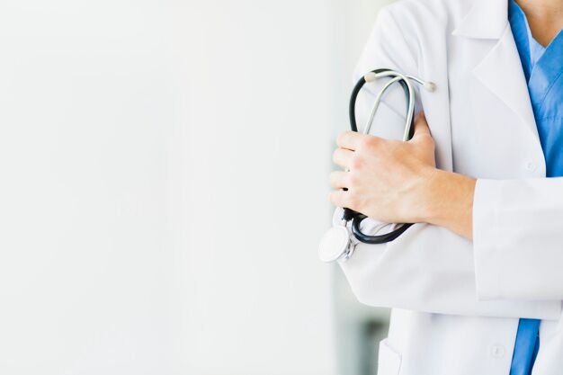Docteur tenant le stéthoscope | Photo : Shutterstock