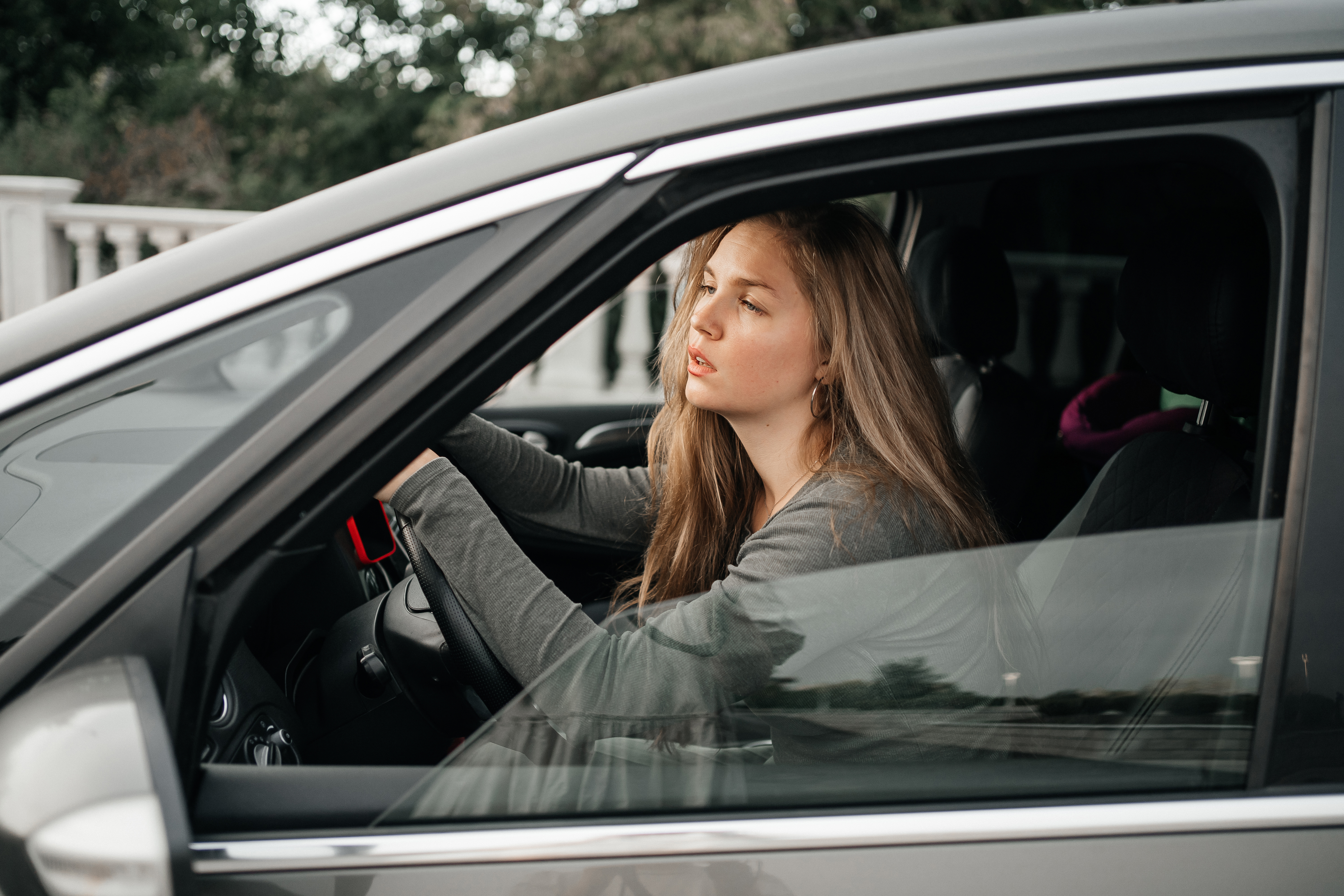 Femme anxieuse conduisant avec une dépression | Source : Getty Images