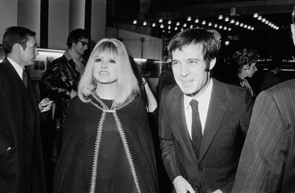 Guy Bedos et sa femme Sophie Daumier lors de la 1ère du film "Le Pistonné" à Paris le 15 avril 1970, France. | Photo : Getty Images