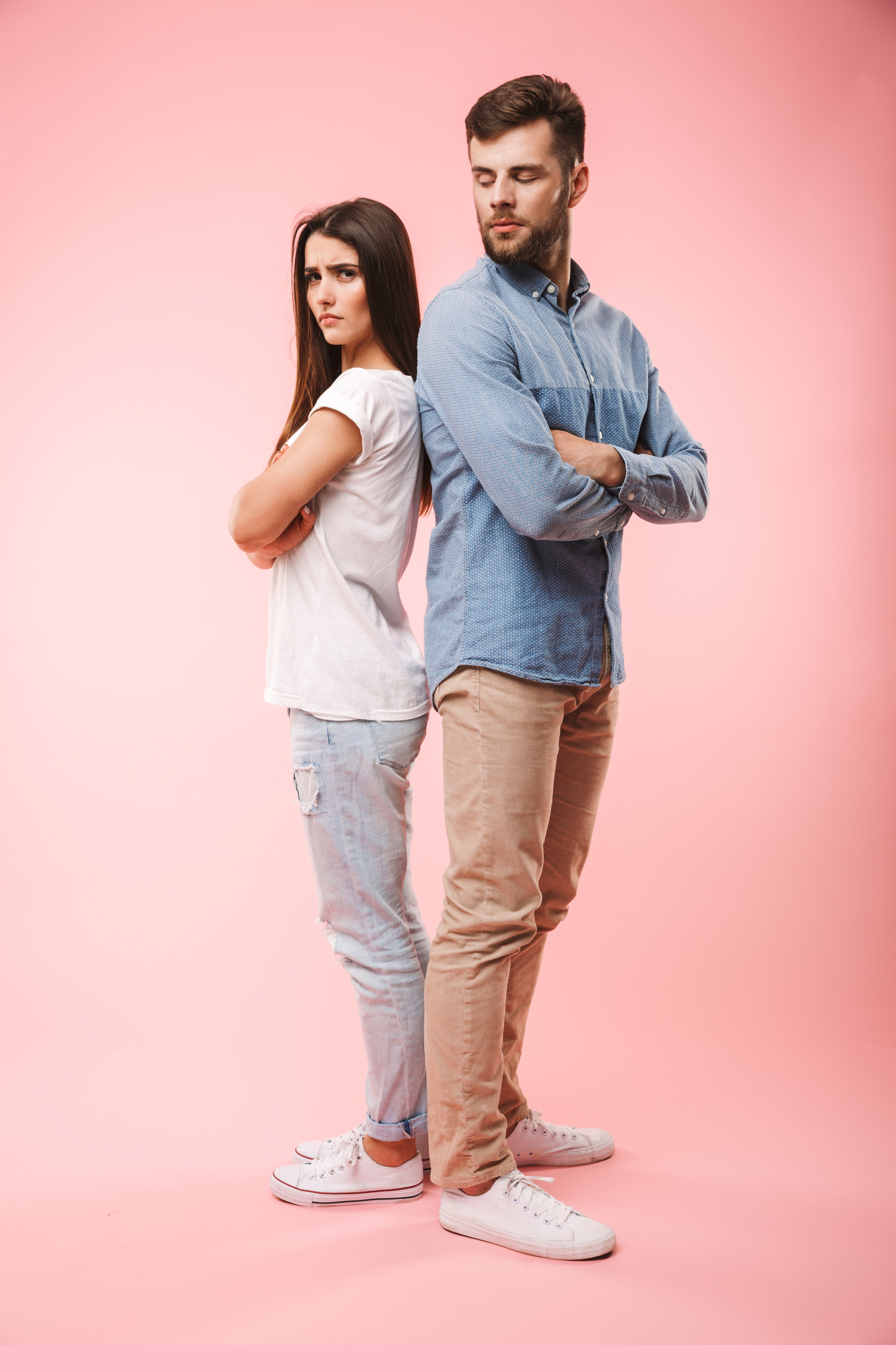 Couple en colère se tenant dos à dos | Source : Shutterstock