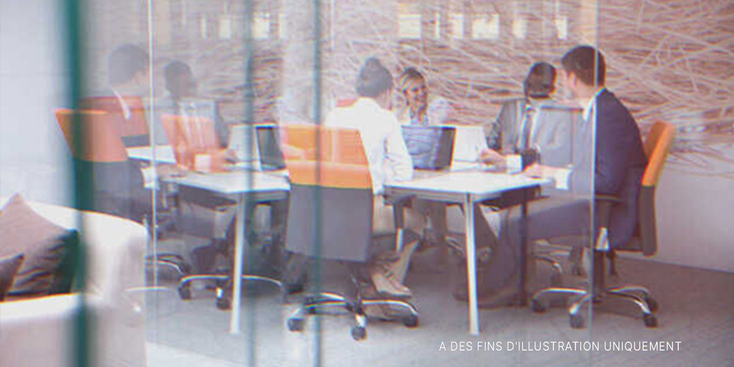 Des personnes dans un bureau | Source : Shutterstock