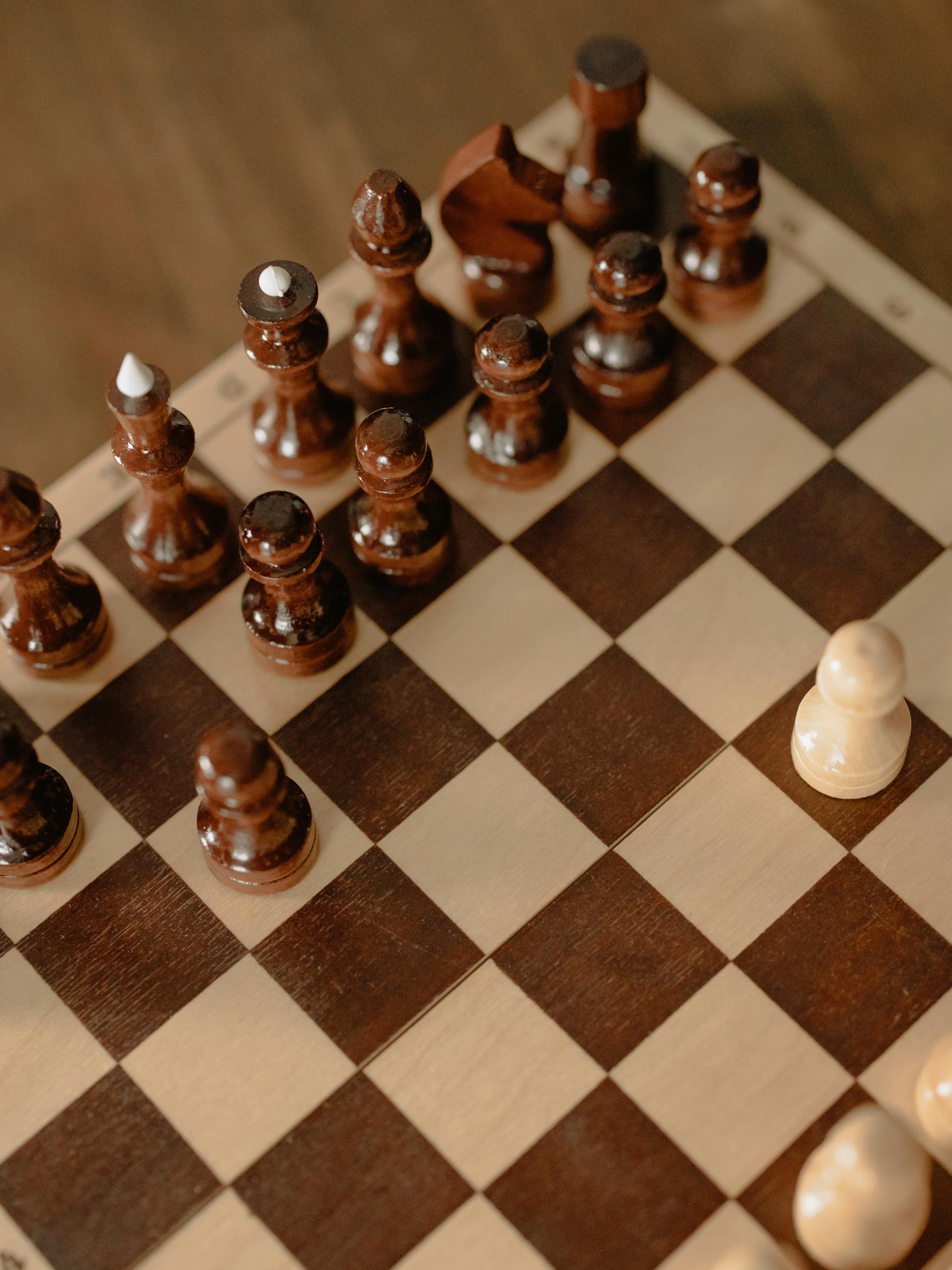 Une photo montrant des pièces d'échecs sur un échiquier | Source : Pexels