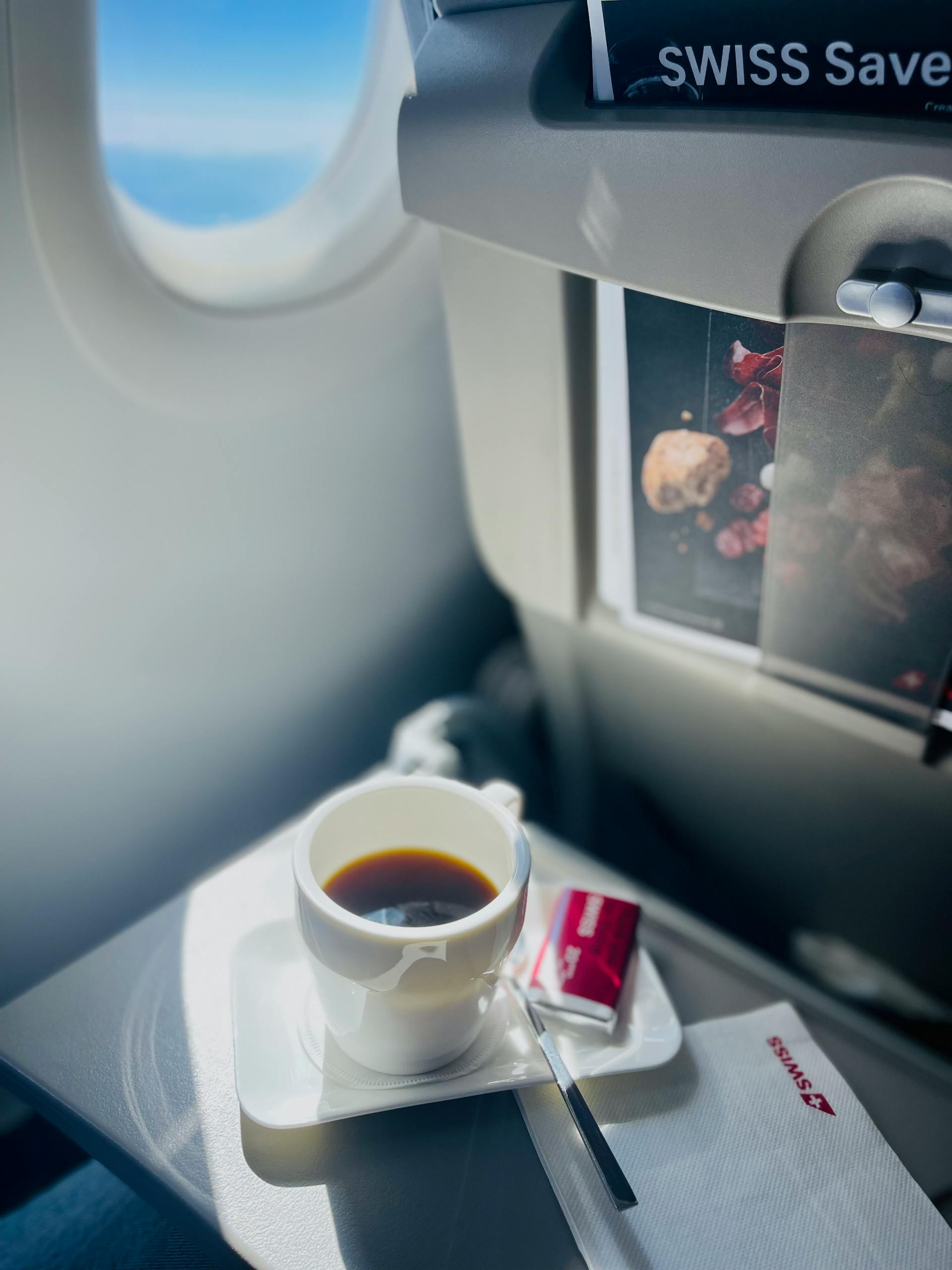 Une tasse de café dans un avion | Source : Pexels