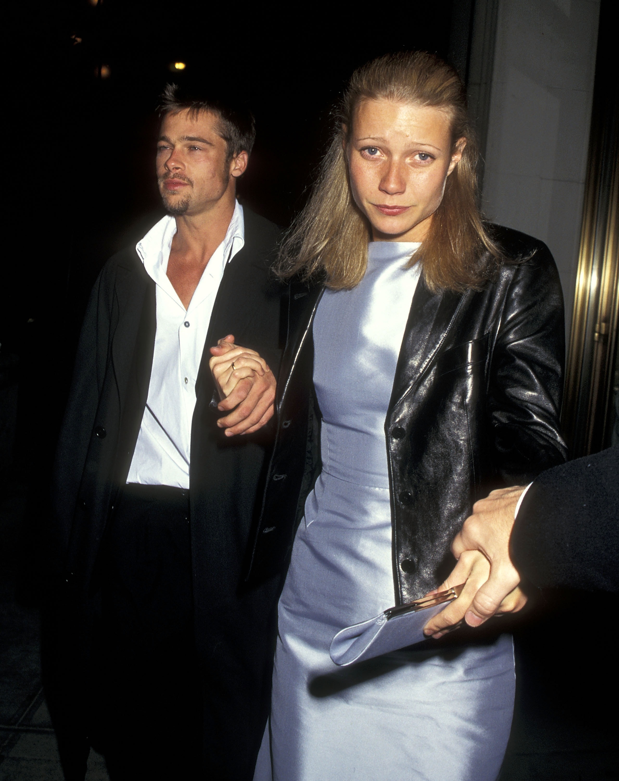 Brad Pitt et Gwyneth Paltrow lors de la représentation de la soirée d'ouverture de la pièce de théâtre de Broadway "Hamlet" le 2 mai 1995 à New York | Source : Getty Images