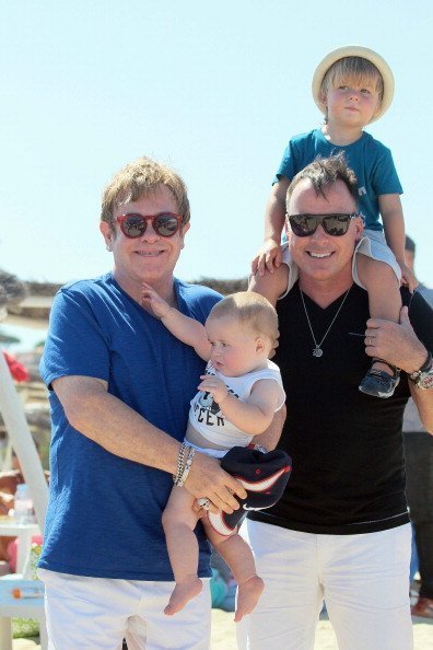 Elton John et David Furnish avec leurs enfants, Elijah et Zachary | Photo: Getty Images