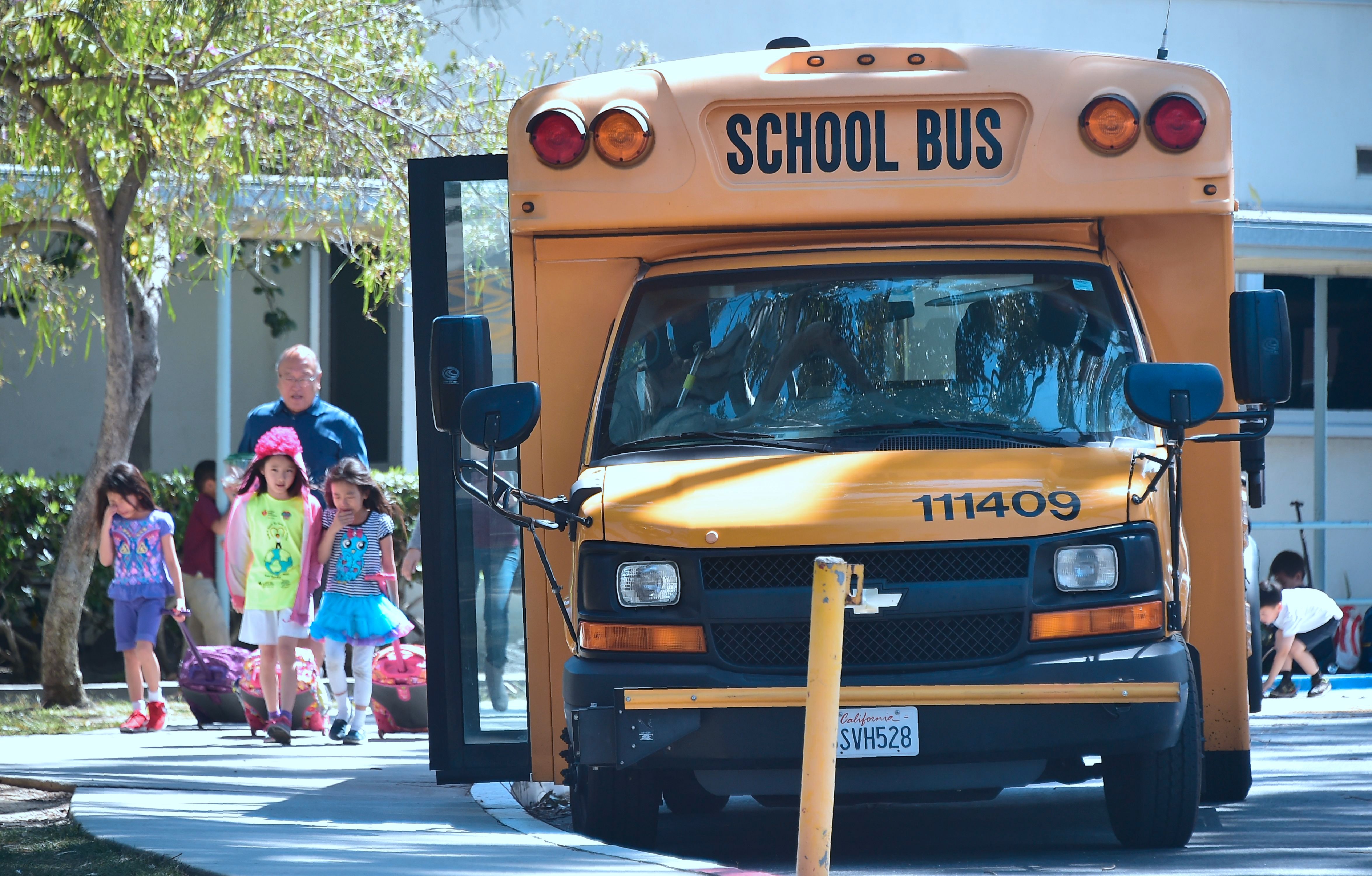 Un bus scolaire garé dans la rue. | Source : Getty Images