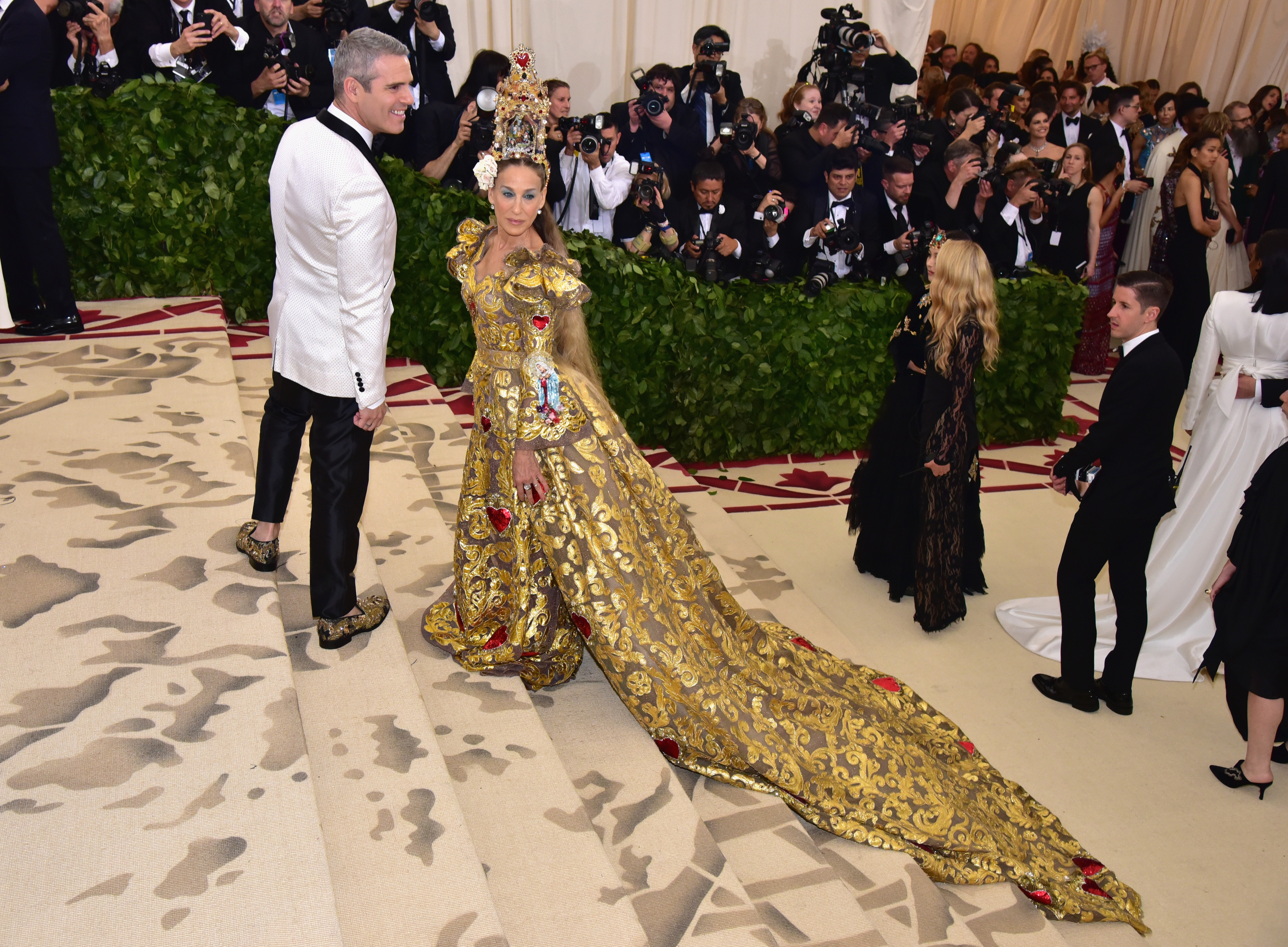 Andy Cohen et Sarah Jessica Parker assistent au gala du Met dont le thème est "Heavenly Bodies : Fashion &amp; The Catholic Imagination", au Metropolitan Museum of Art le 7 mai 2018, à New York. | Source : Getty Images