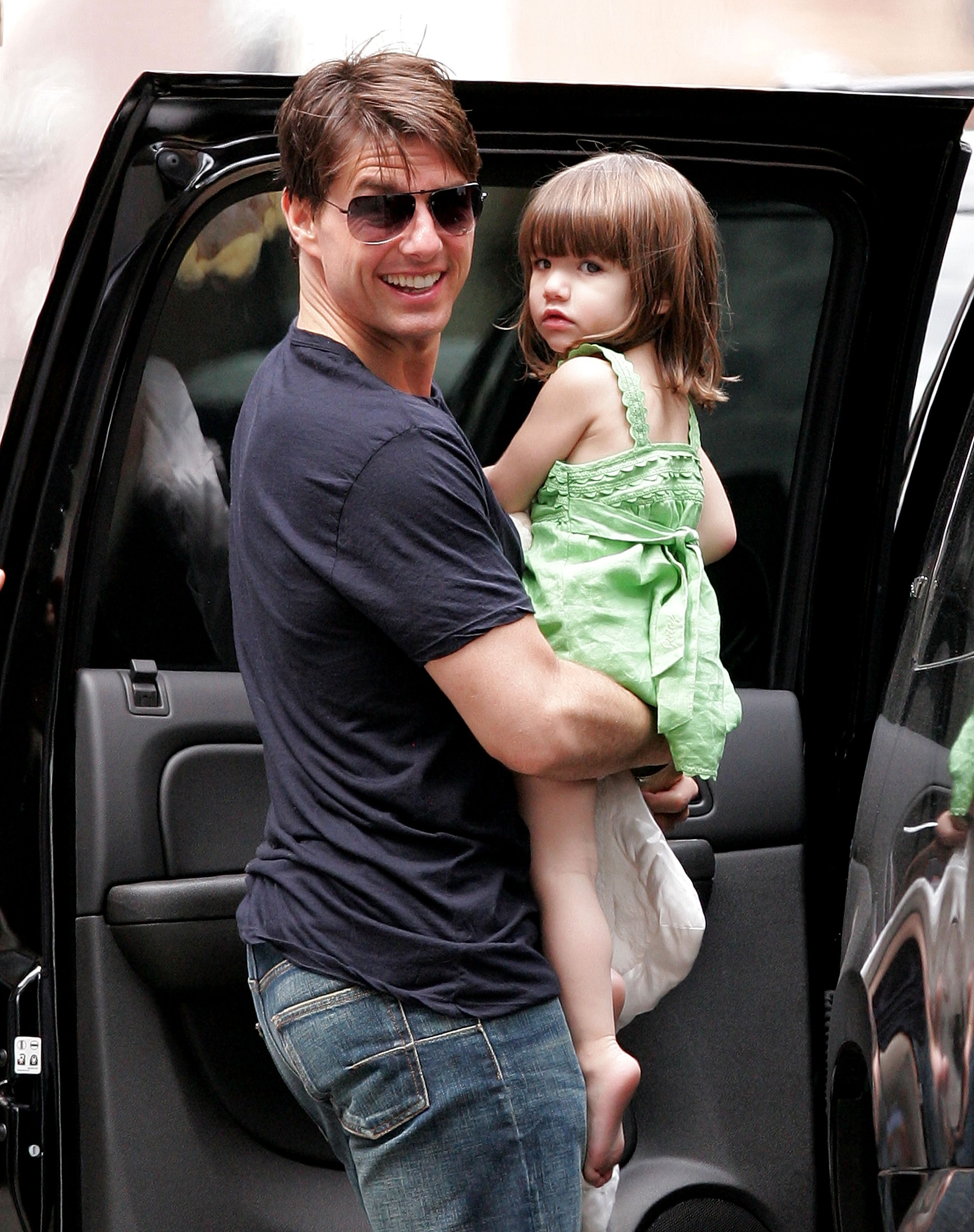 Tom Cruise et Suri Cruise montent à bord d'une voiture le 25 août 2008, à New York. | Source : Getty Images