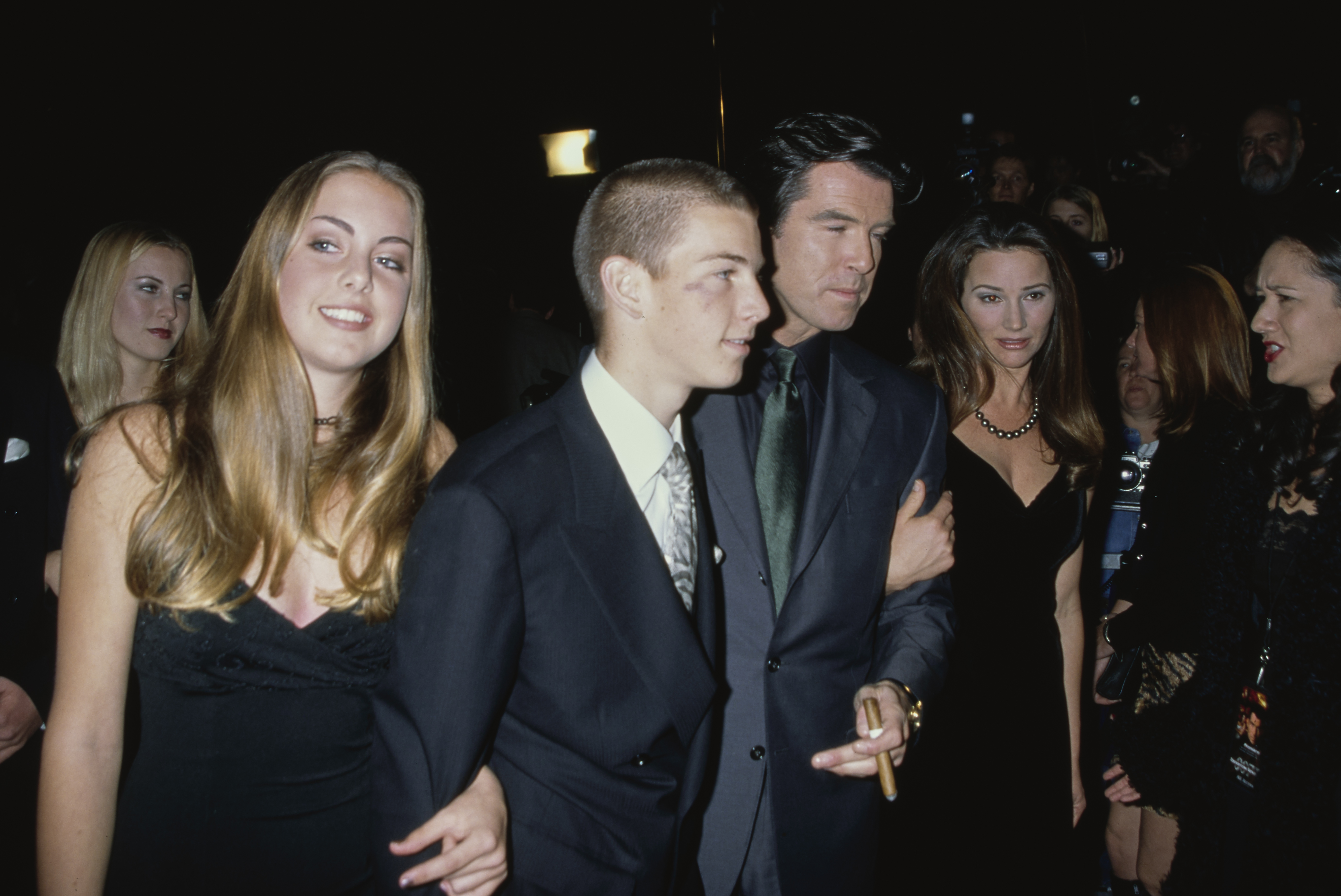 Charlotte Brosnan, Sean Brosnan, Pierce Brosnan et Keely Shaye Smith à la première de "Demain ne meurt jamais" à Los Angeles le 16 décembre 1997 | Source : Getty Images