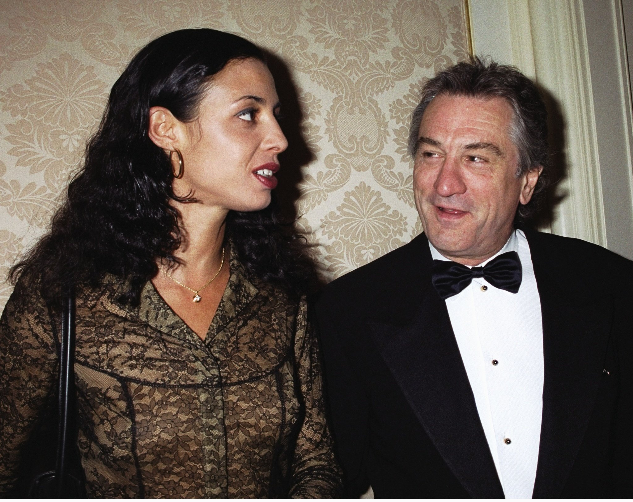 Robert De Niro et sa fille Drena De Niro au dîner du Museum of the Moving Image en l'honneur de la productrice de films Jane Rosenthal à l'hôtel St. Regis en 2000 à New York. | Source : Getty Images