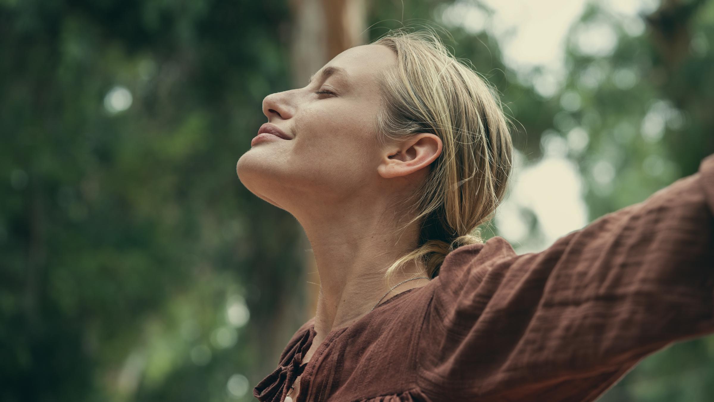 Une femme qui prend sa respiration en | Source : Getty Images
