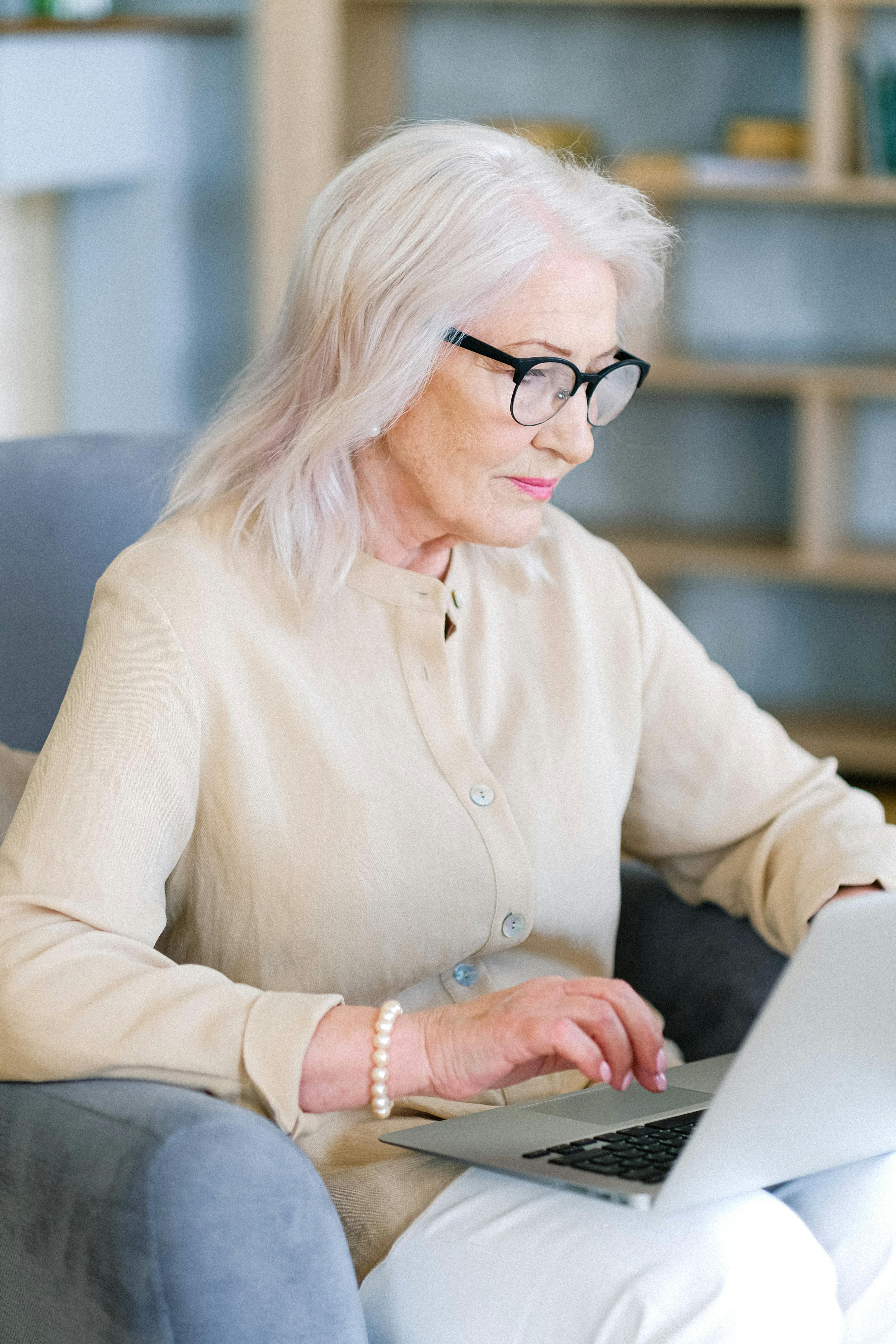 Une femme âgée utilisant un ordinateur portable | Source : Pexels